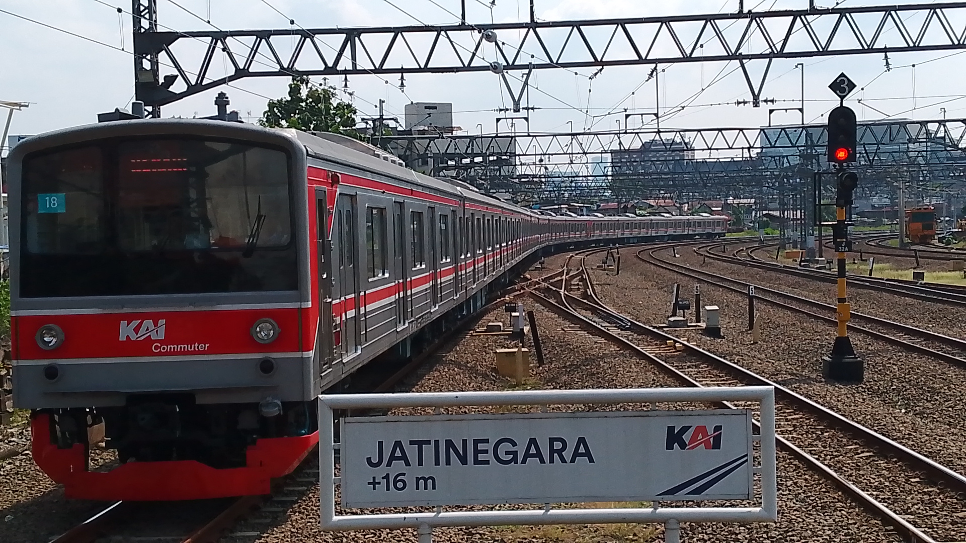 205 di Indonesia - foto kereta api