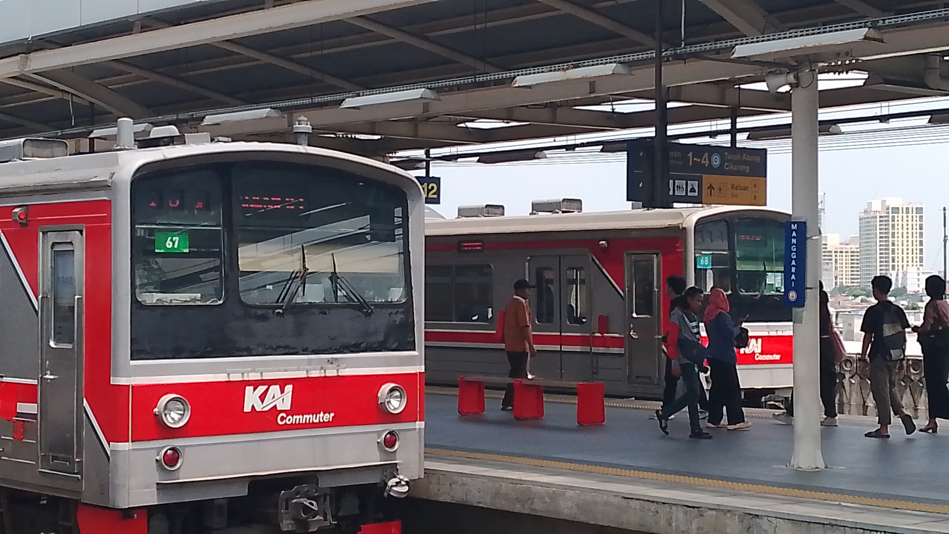 Adik Kaka  di Stasiun Indonesia - foto kereta api terbaru
