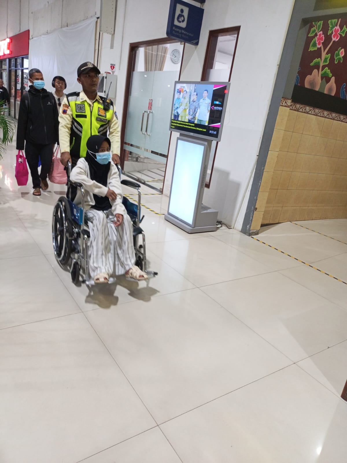 Aksi Humanis Petugas Security Stasiun Kereta Api, Bantu Penumpang Berkebutuhan Khusus dengan Sigap di Indonesia - foto kereta api