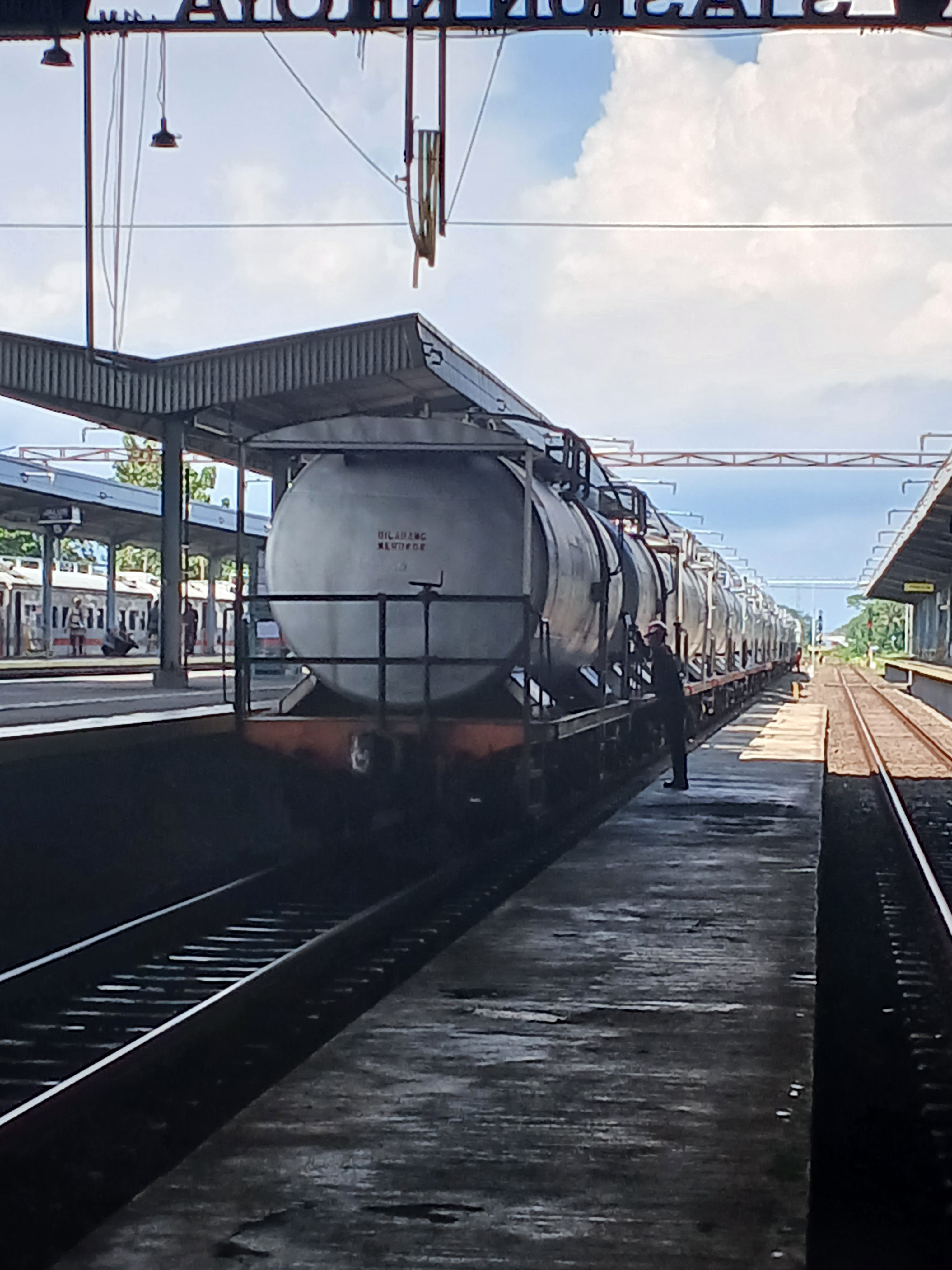 Angkutan benda cair di Stasiun Indonesia - foto kereta api terbaru