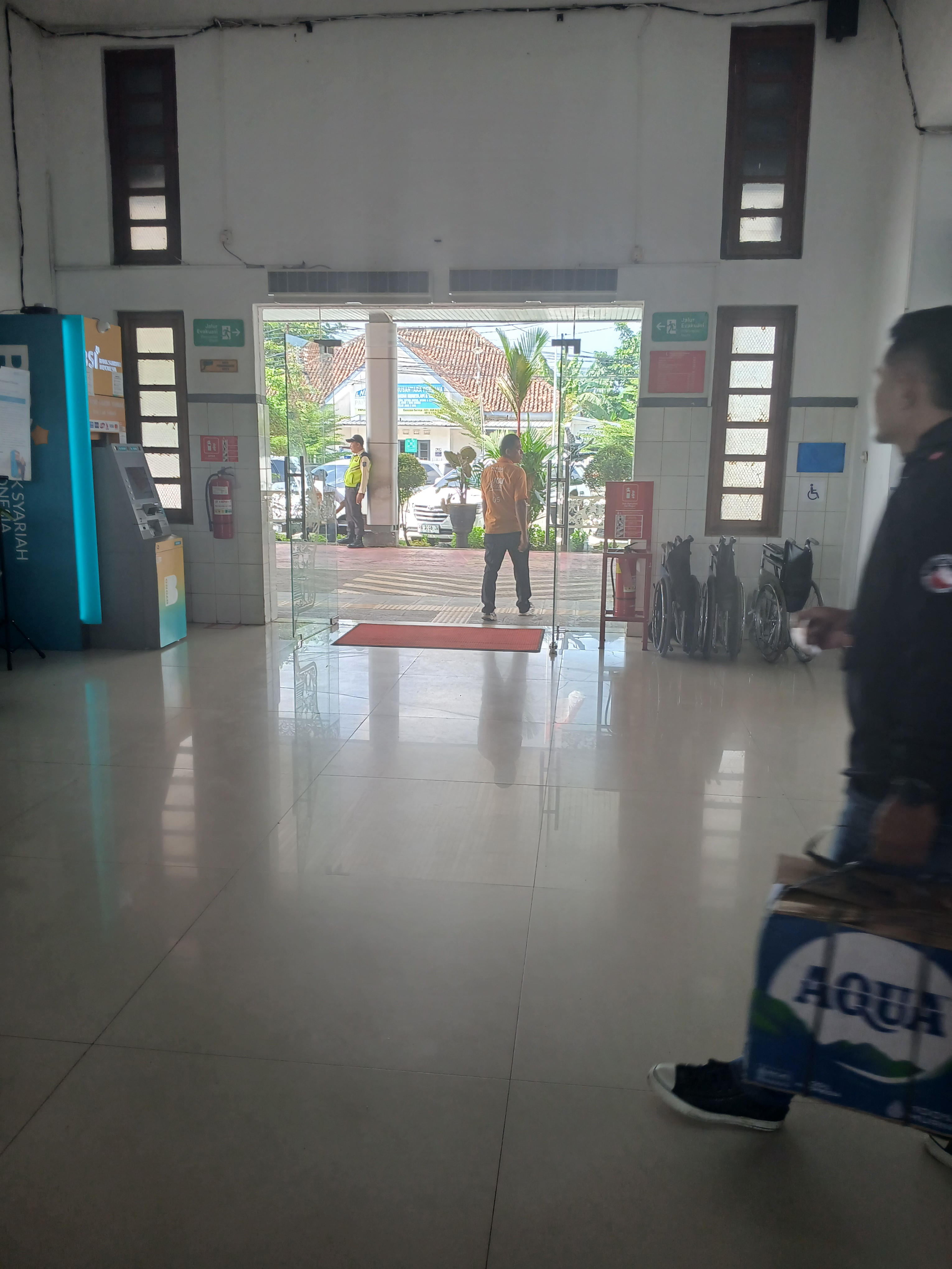 Area dropzone stasiun kroya di Indonesia - foto kereta api