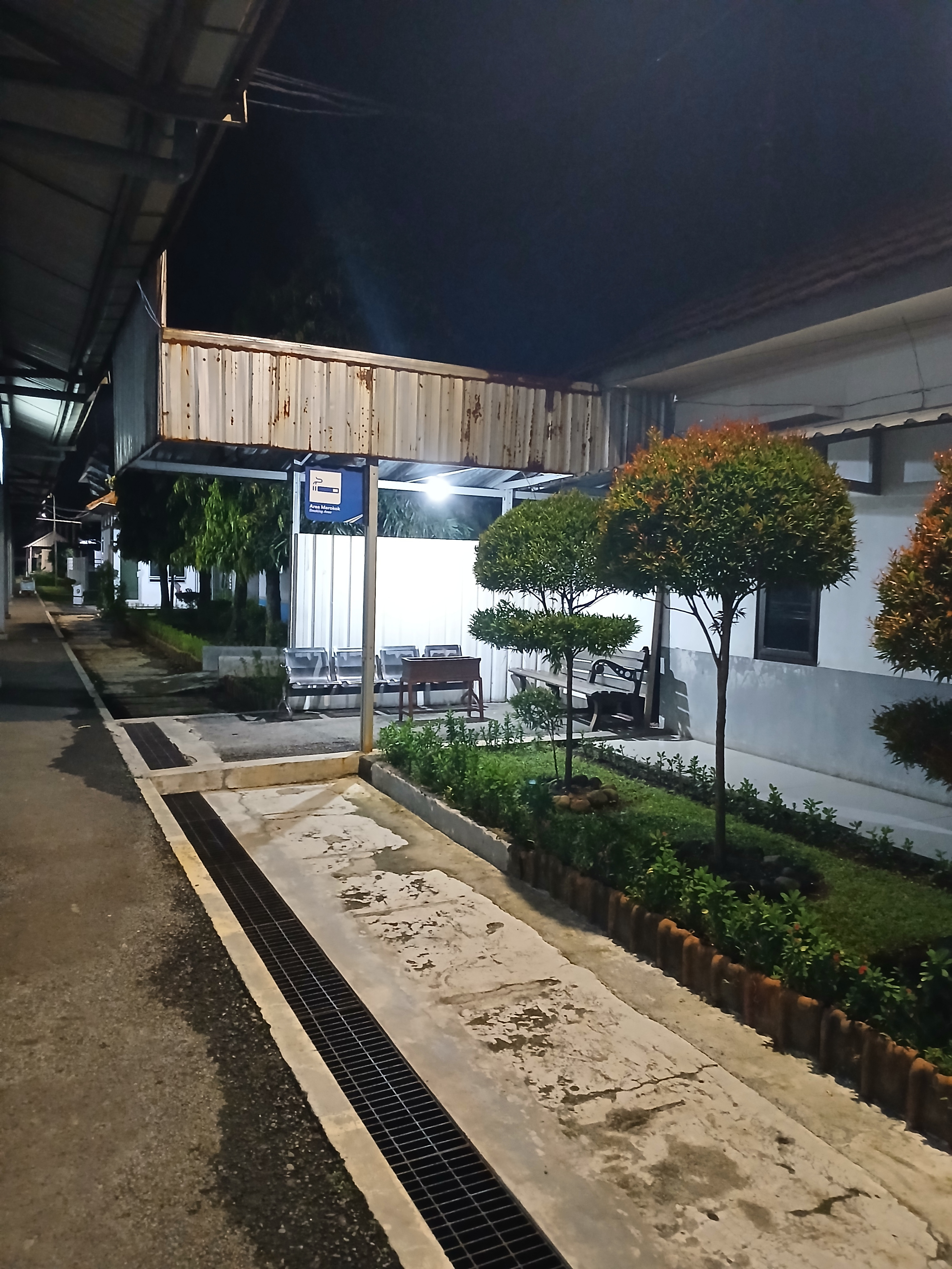 Area merokok sebelah timur stasiun kroya di Indonesia - foto kereta api