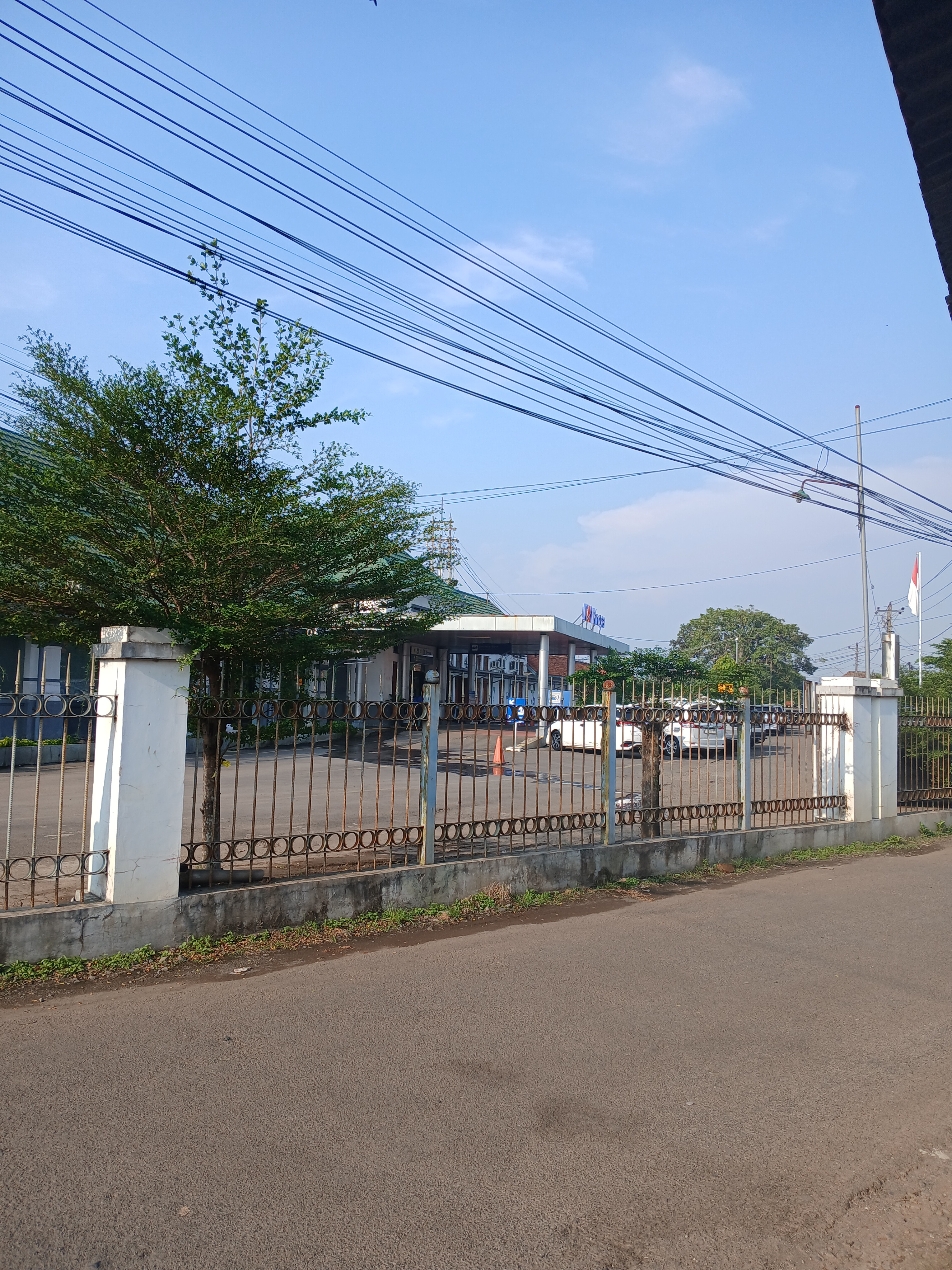 Area parkir sebelah barat stasiun kroya
