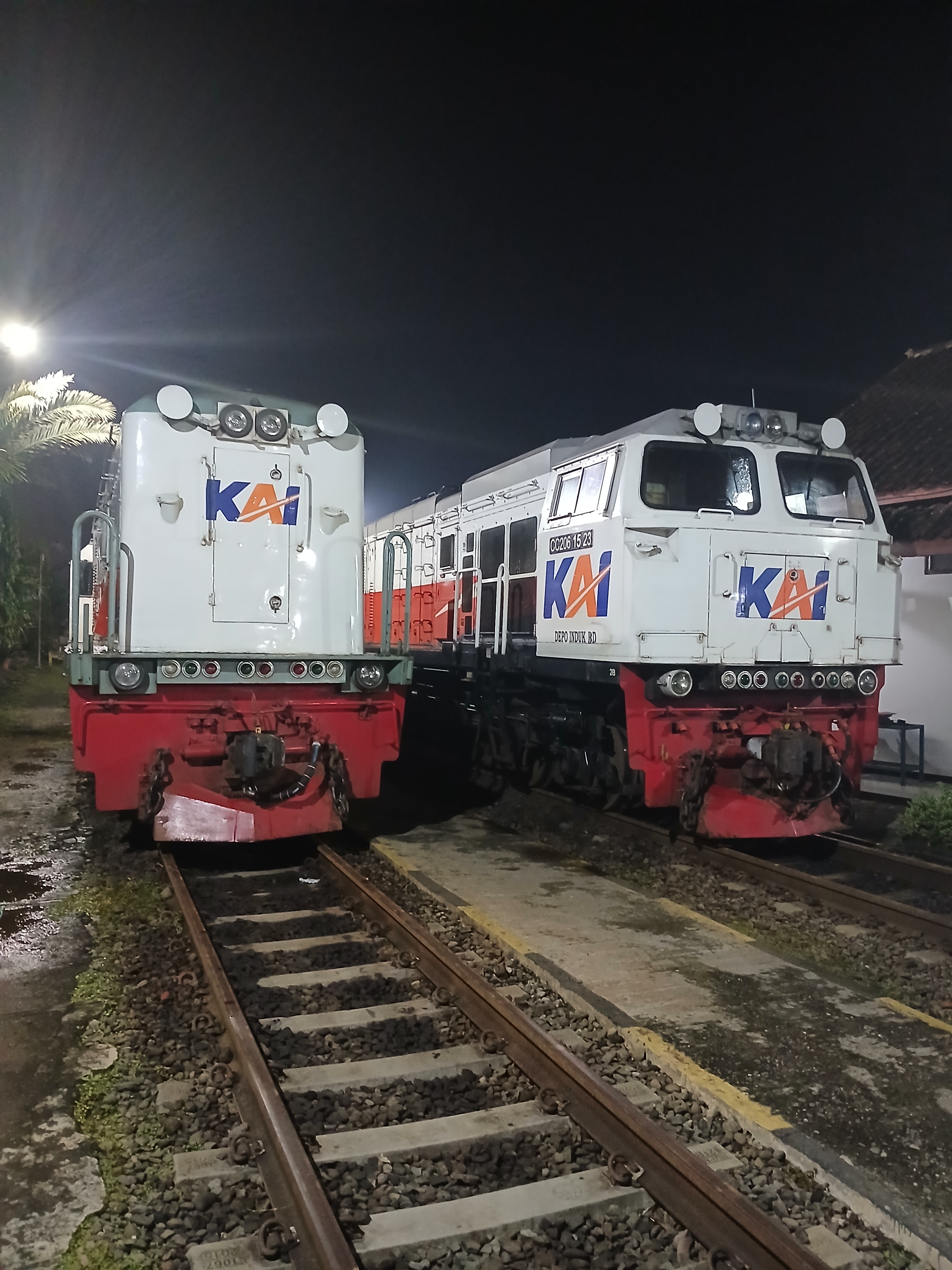 Biarpun beda bentuk tapi memiliki fungsi yang sama di Stasiun Indonesia - foto kereta api terbaru