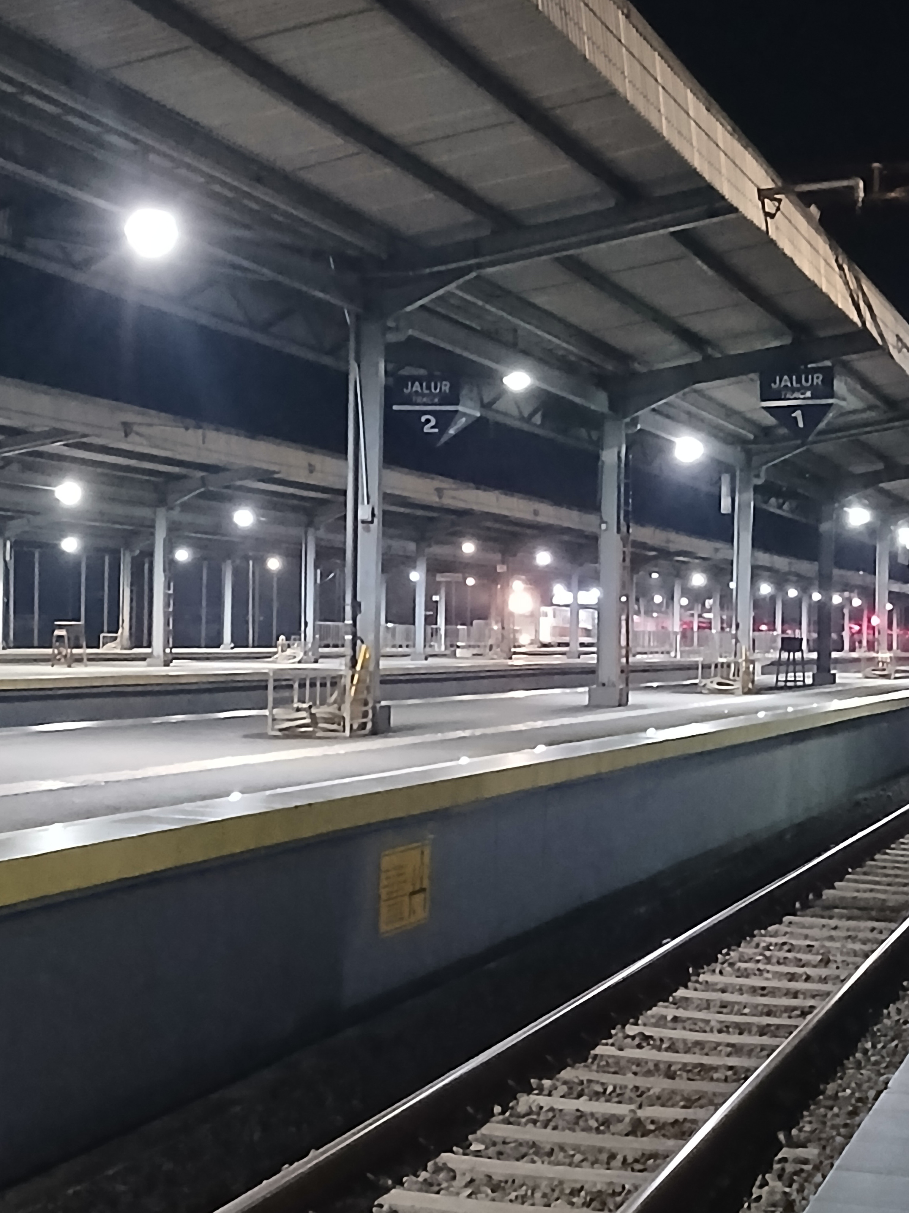 Cayaha dari timur ka sawunggalih tujuan stasiun pasar senen di Indonesia - foto kereta api