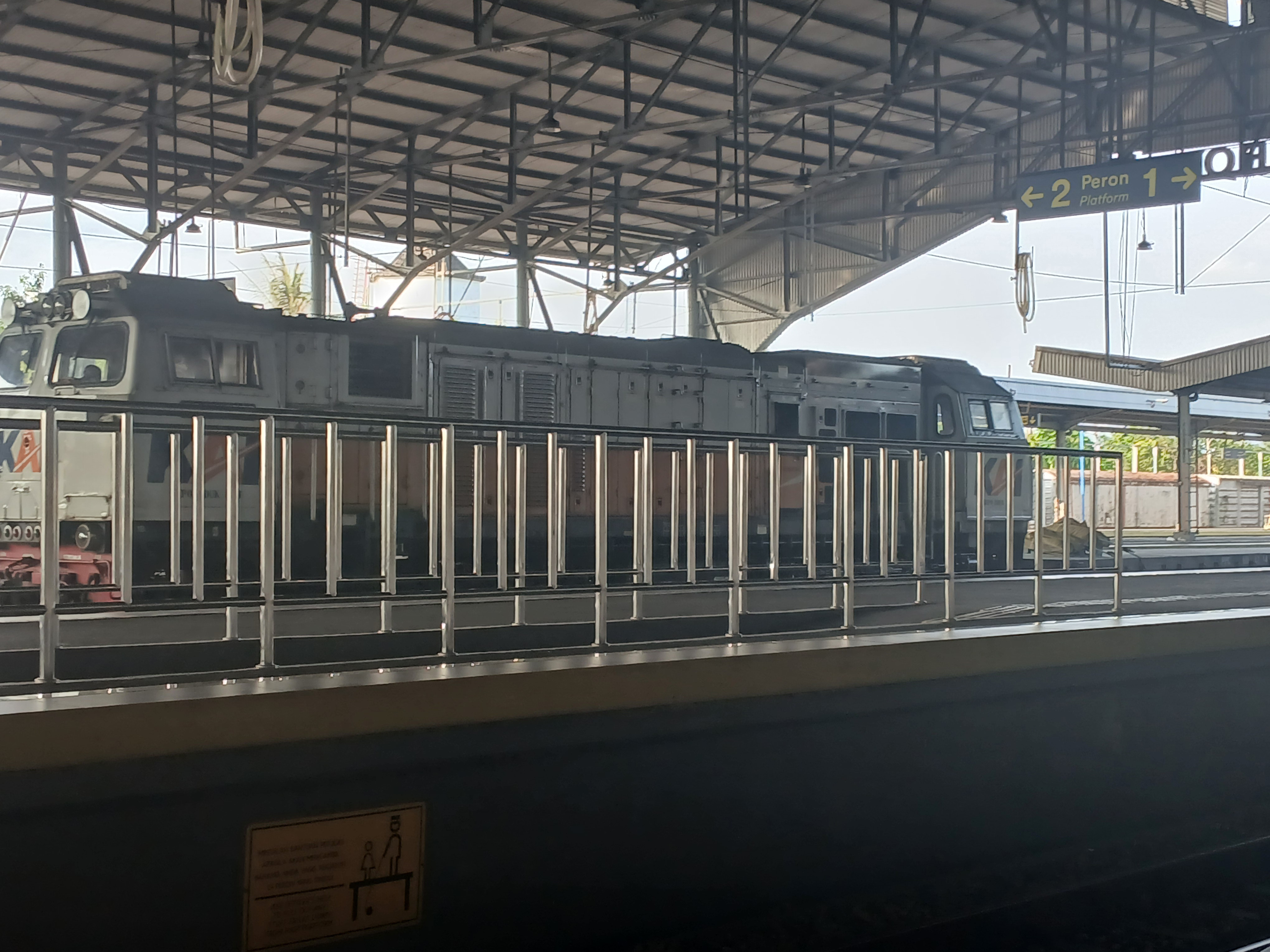Cc 206 13 02 di Stasiun Indonesia - foto kereta api terbaru