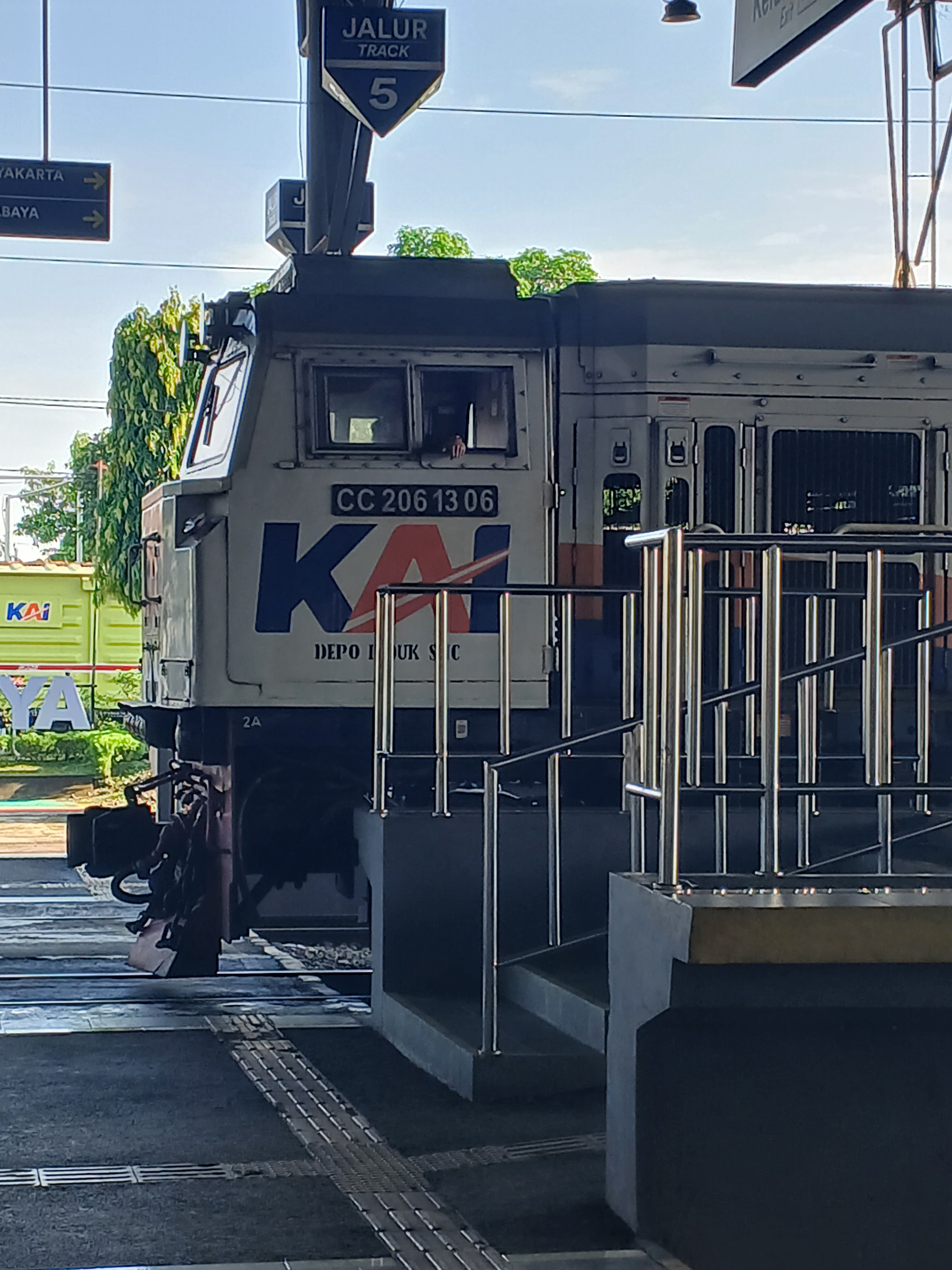 Cc 206 13 06 di Stasiun Indonesia - foto kereta api terbaru