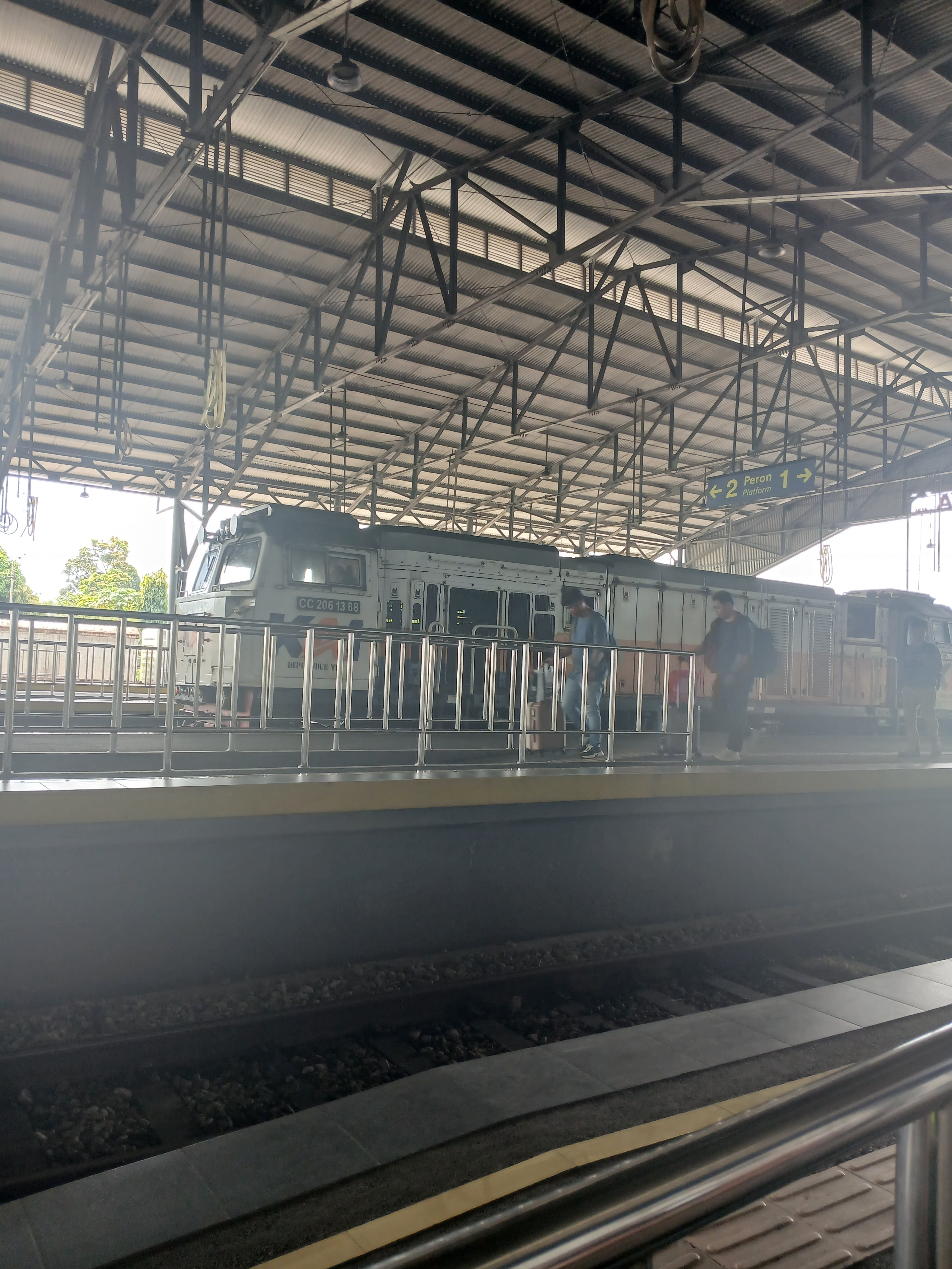Cc 206 13 80 di Stasiun Indonesia - foto kereta api terbaru