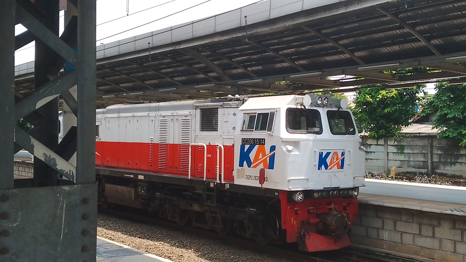 CC 206 drive di Stasiun Indonesia - foto kereta api terbaru