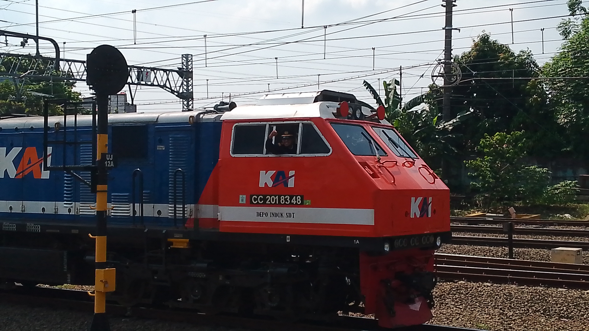 CC201 83 48 SDT 🔴&🔵 di Indonesia - foto kereta api
