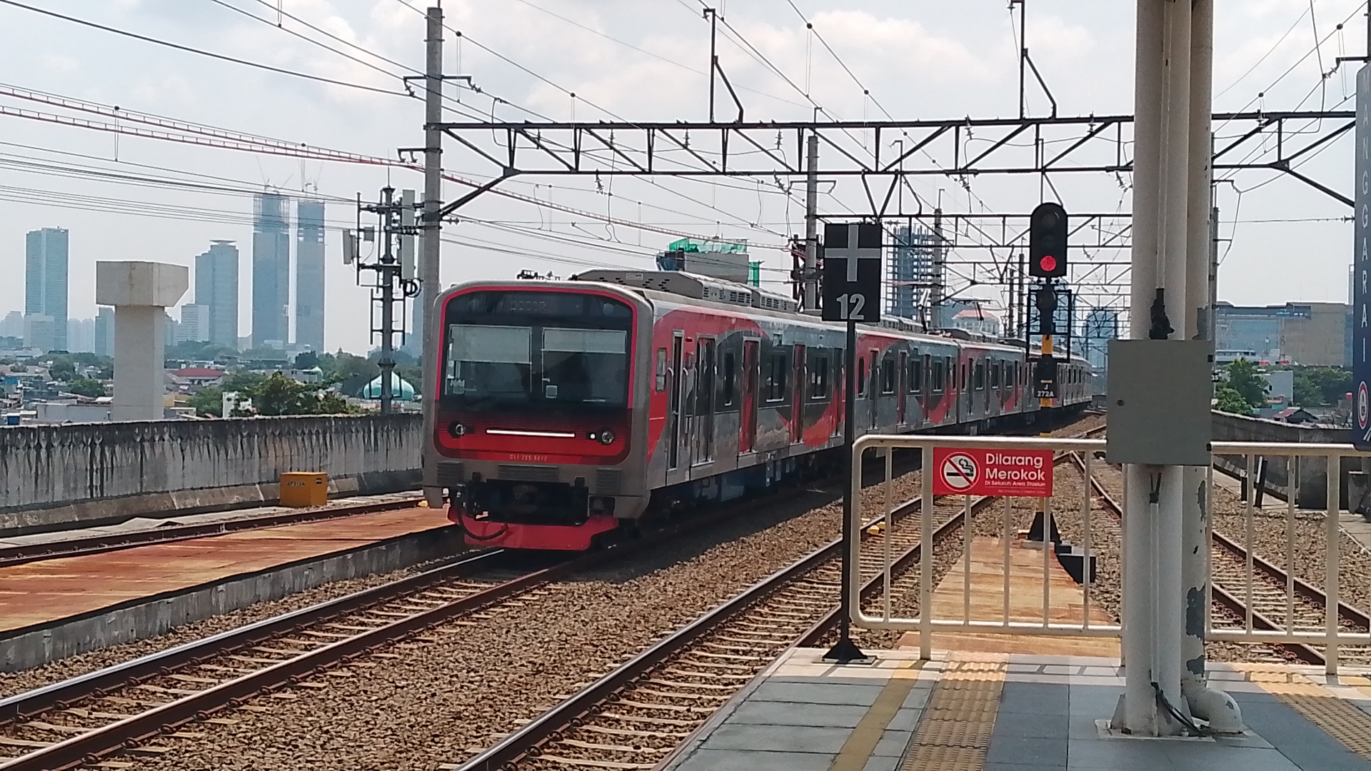 EA 305 / CLI 225 di Stasiun Indonesia - foto kereta api terbaru