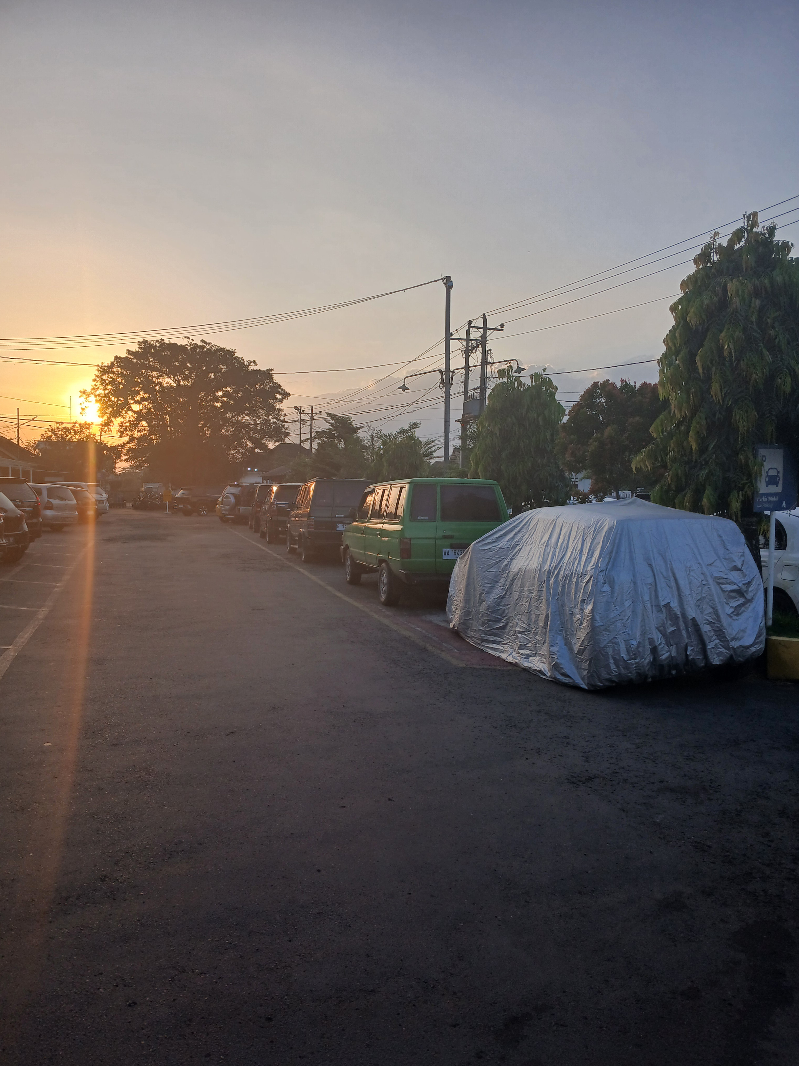 Fajar pagi di area parkir stasiun kroya di Indonesia - foto kereta api