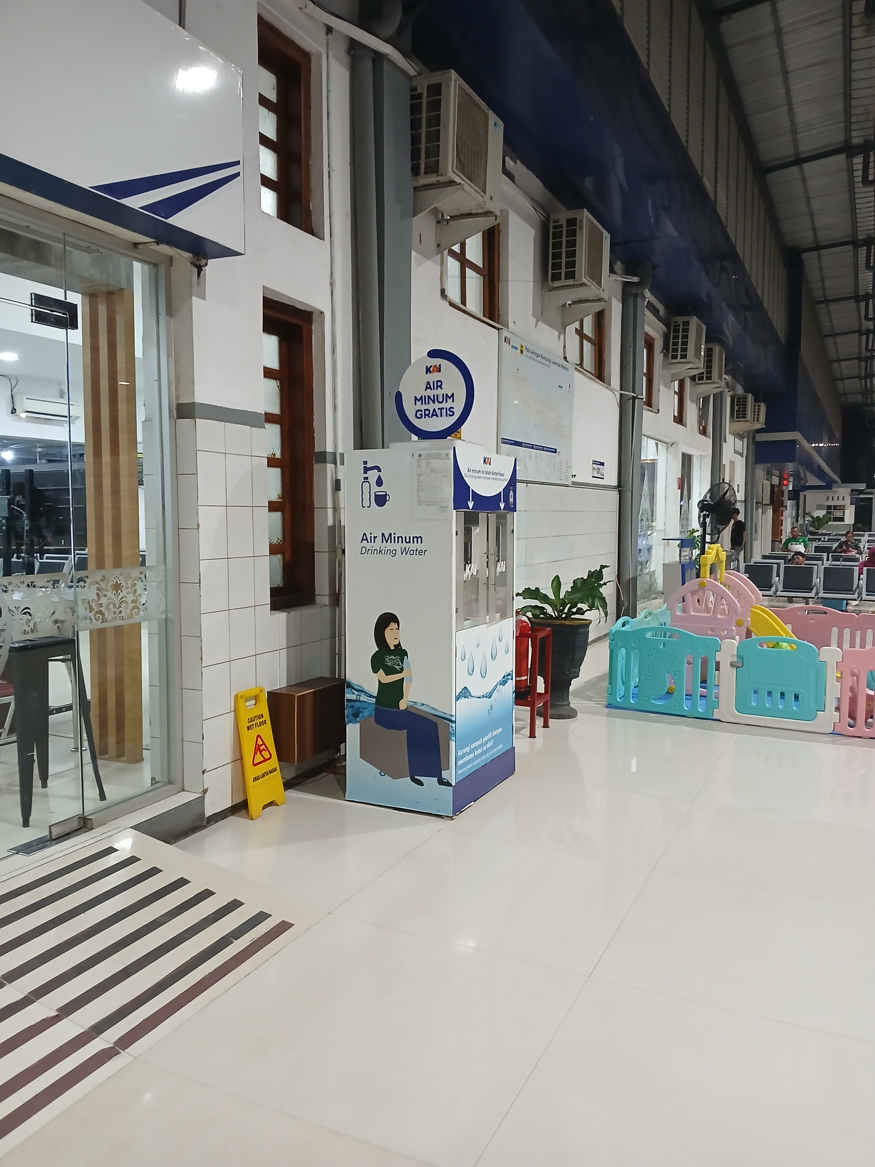 Fasilitas air minum gratis di Indonesia - foto kereta api