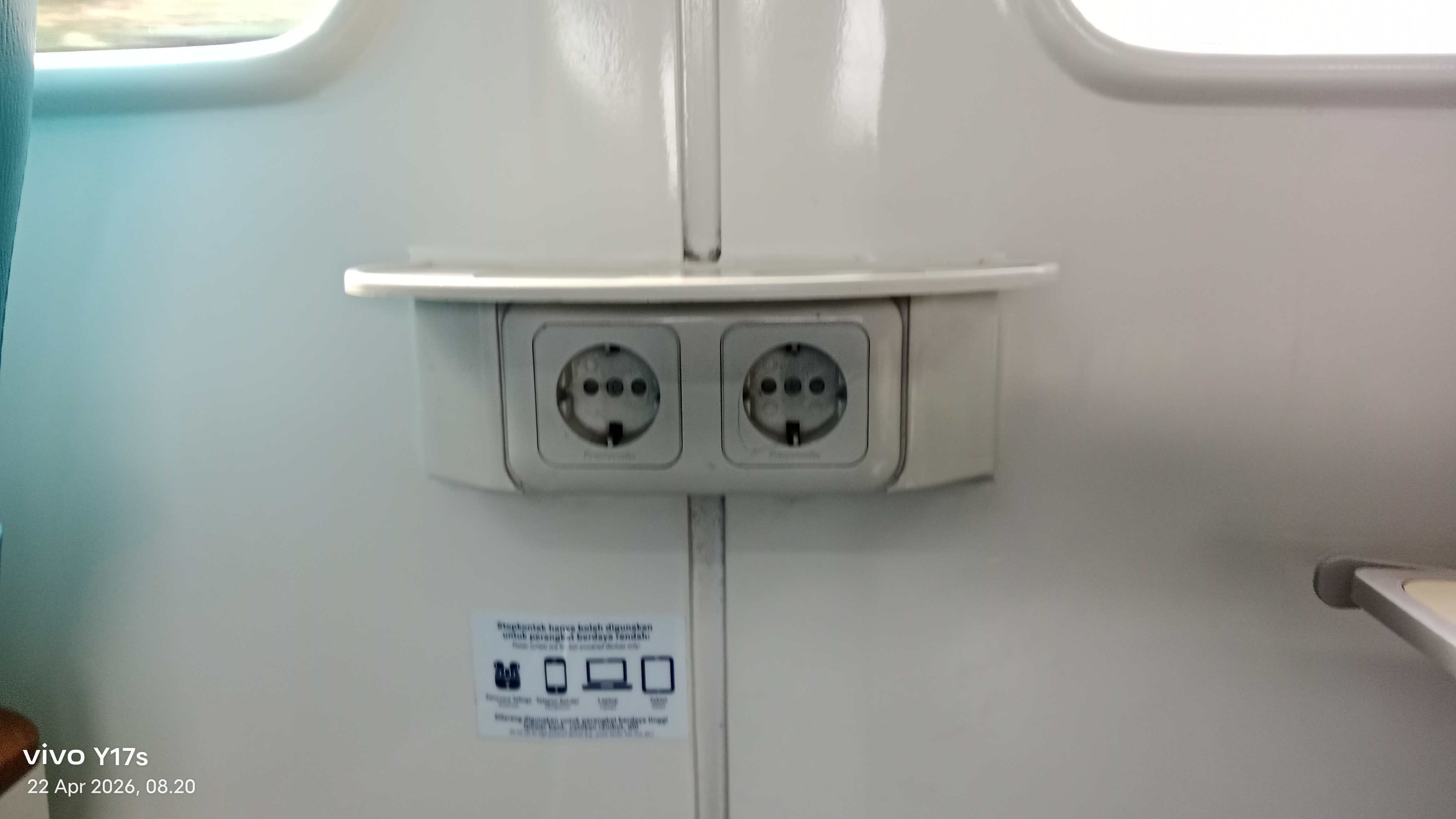 Fasilitas charger handphone, tablet dan laptop di kereta api Purwojaya Cilacap Gambir PP