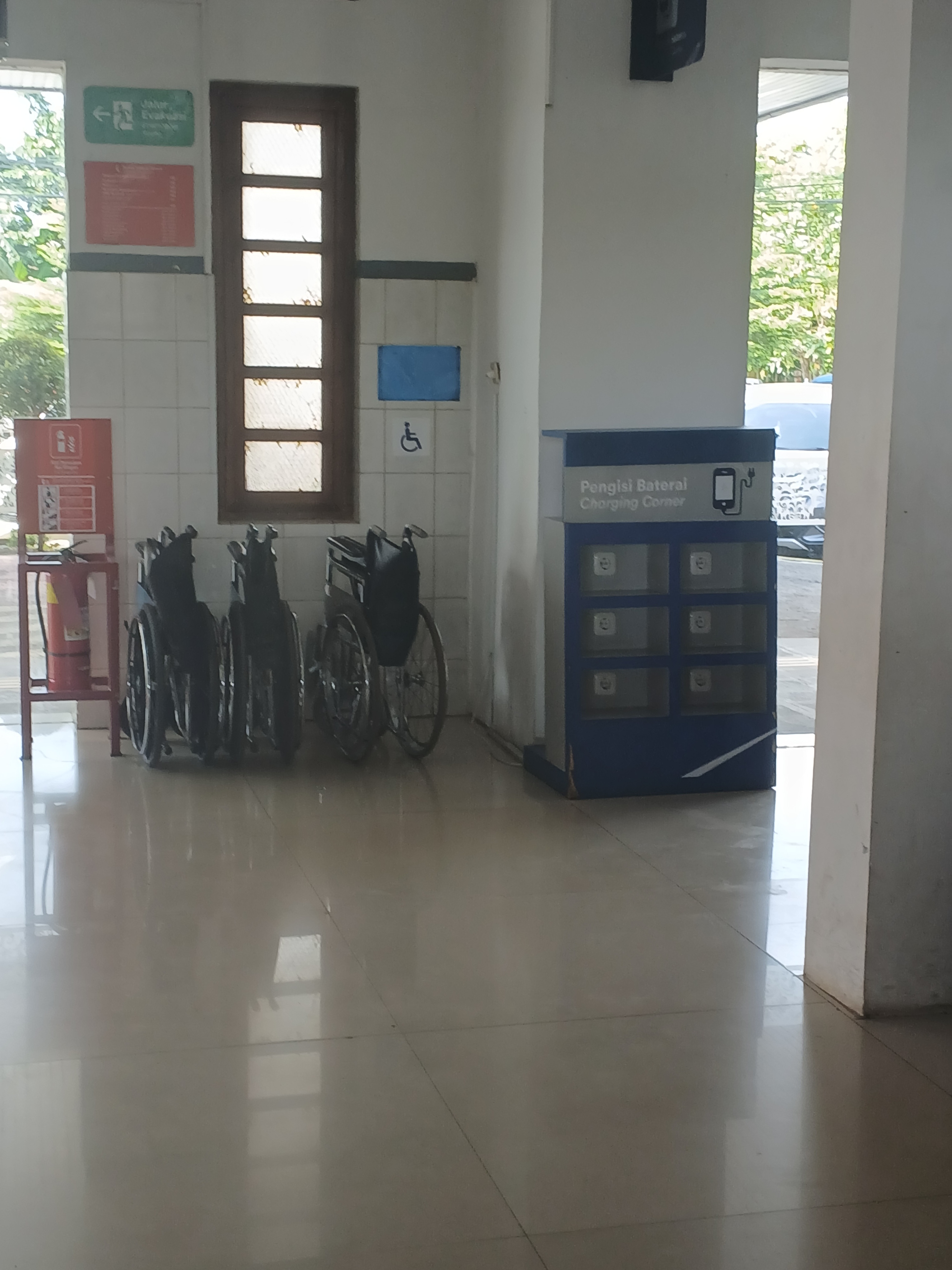 Fasilitas di stasiun kroya di Indonesia - foto kereta api