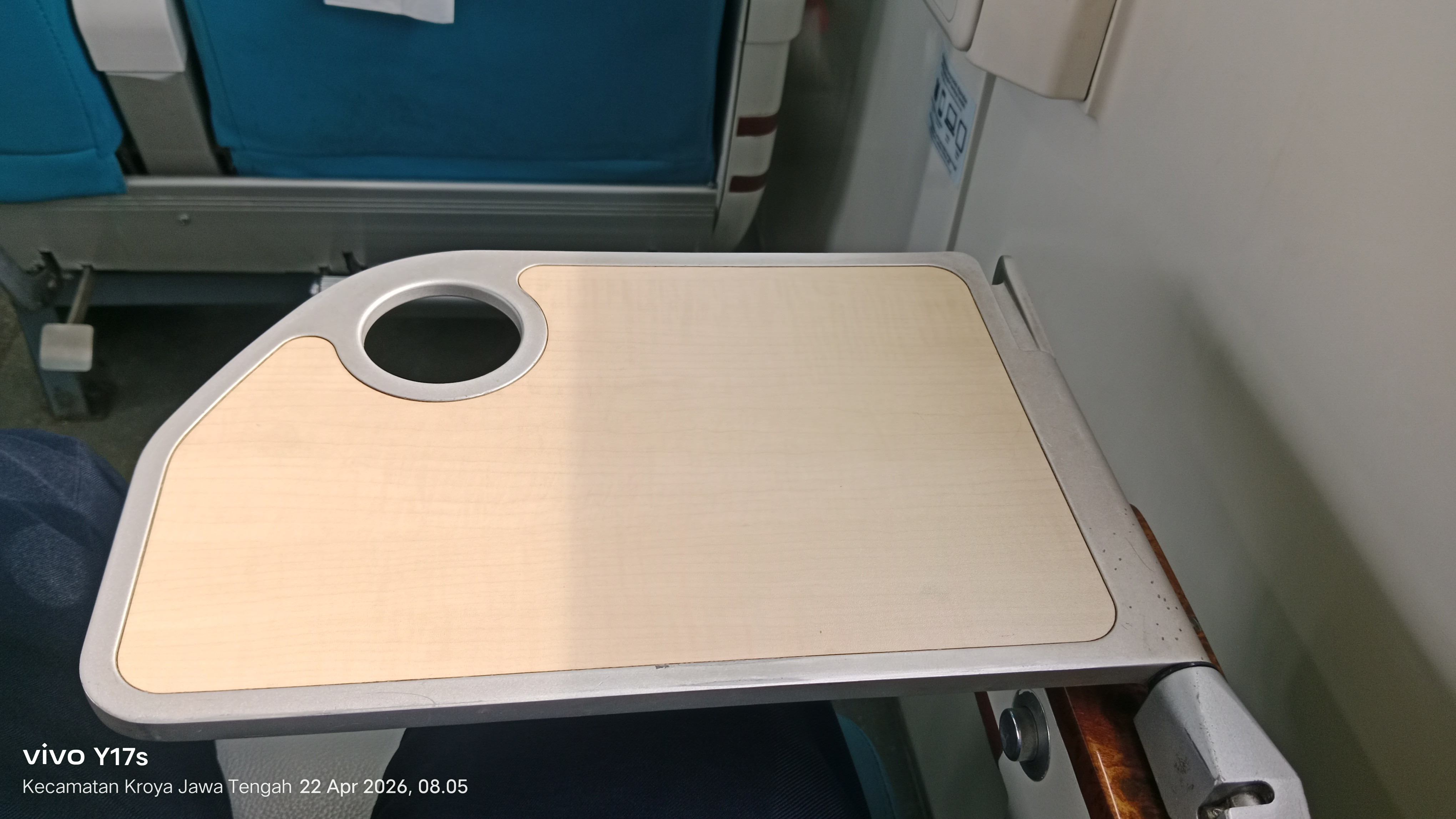 Fasilitas Tempat makan, meja tatakan laptop kereta api Purwojaya Cilacap Gambir PP