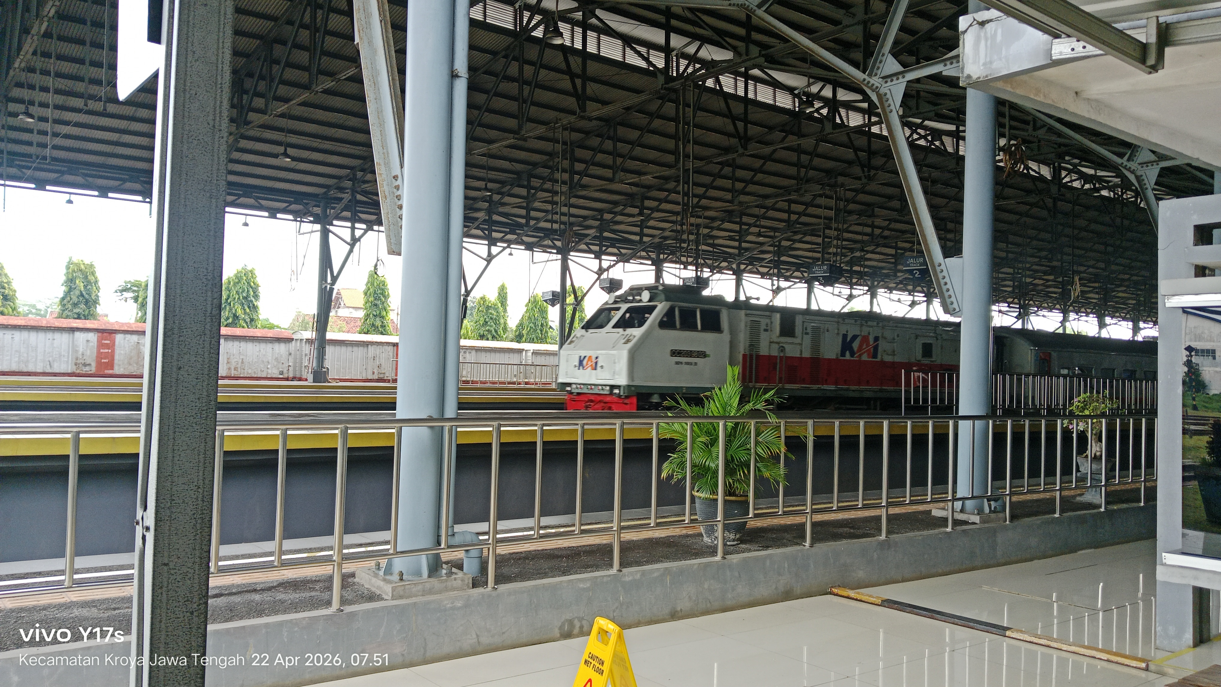 Foto Lokomotif kereta api akan langsir di stasiun