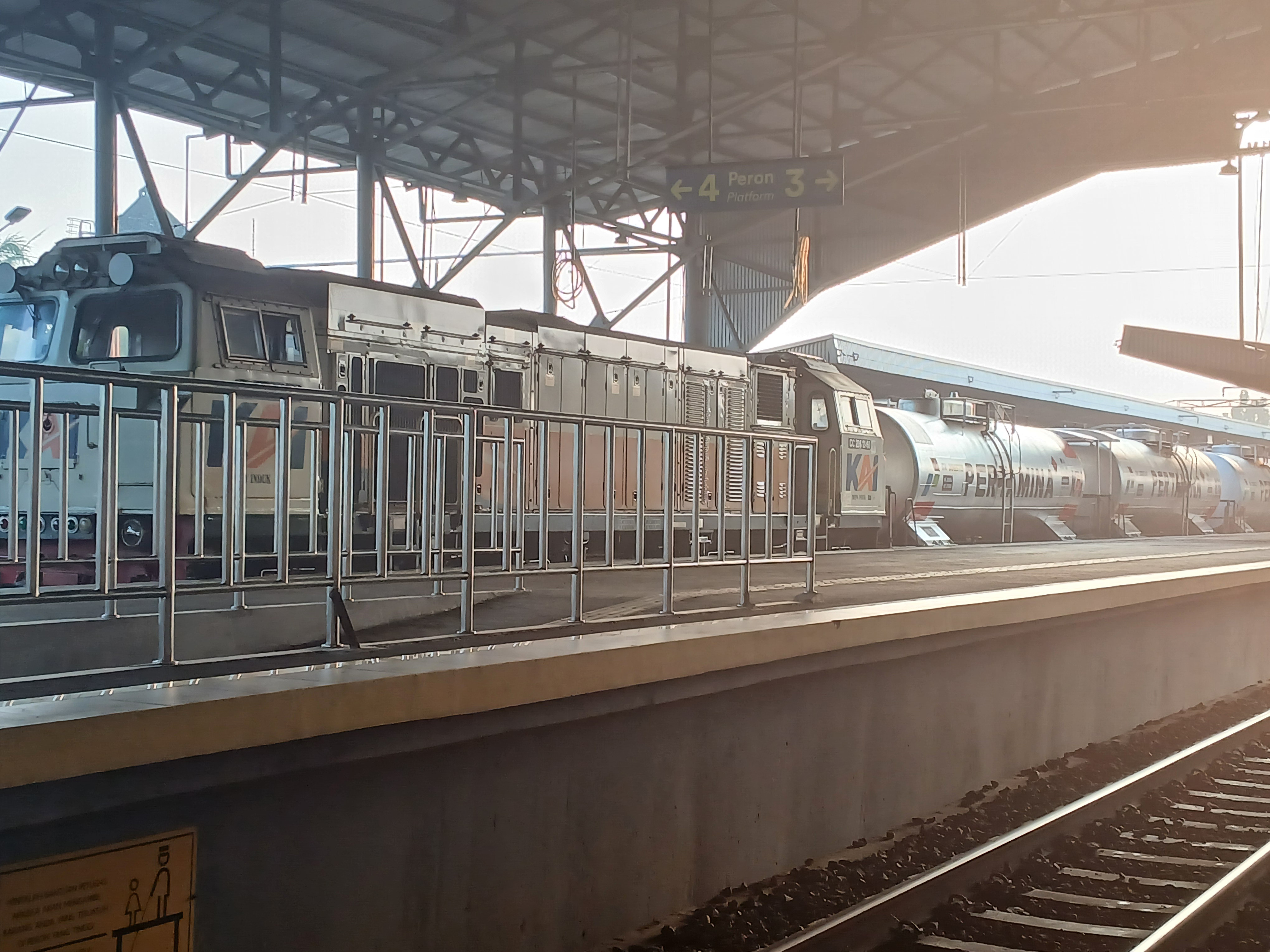 Gagah dan elegan cc 206 13 60 saat menarik rangkaian kilang pertamina di Stasiun Indonesia - foto kereta api terbaru