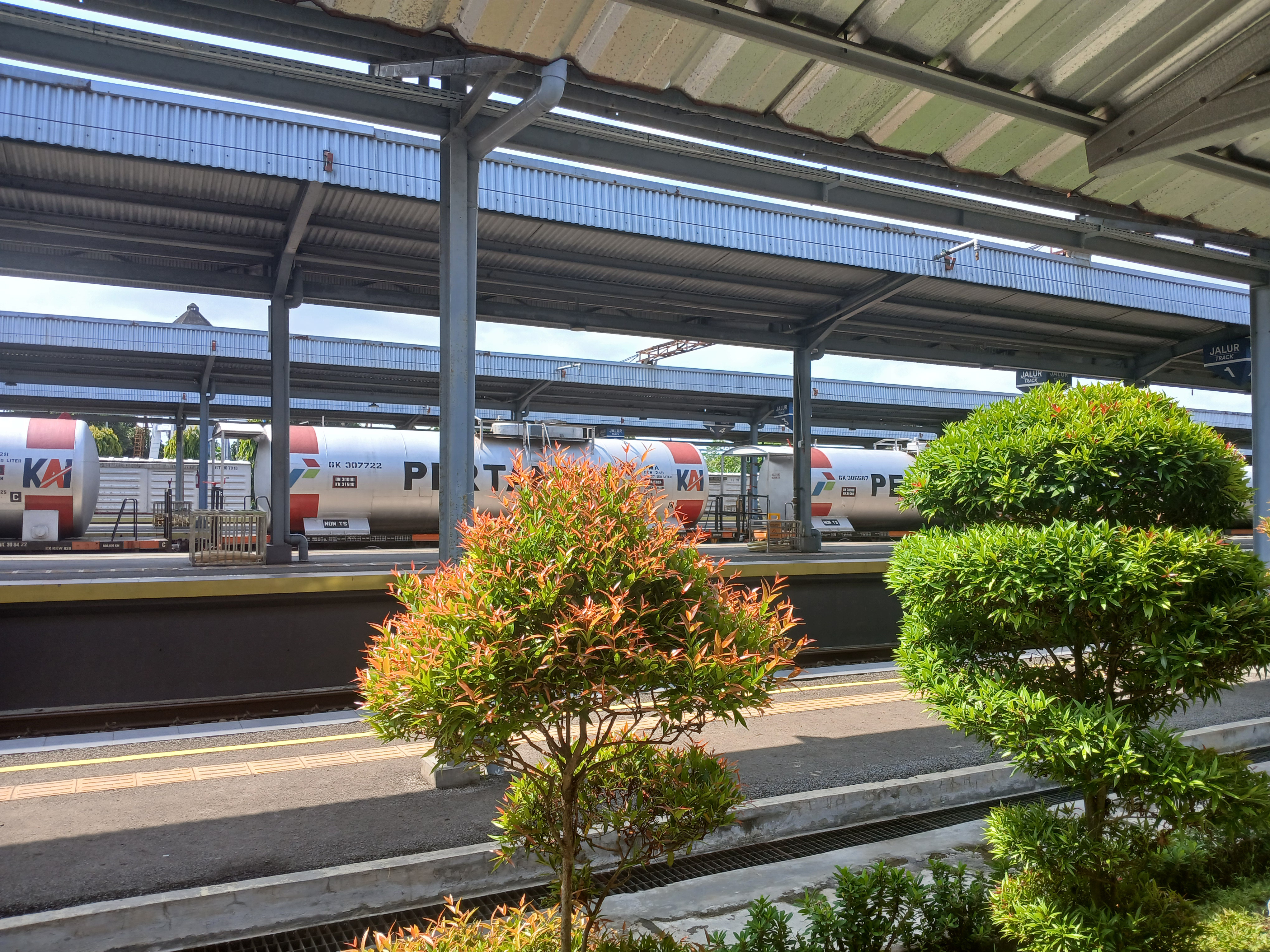 Gerbong kilang - trending kereta api