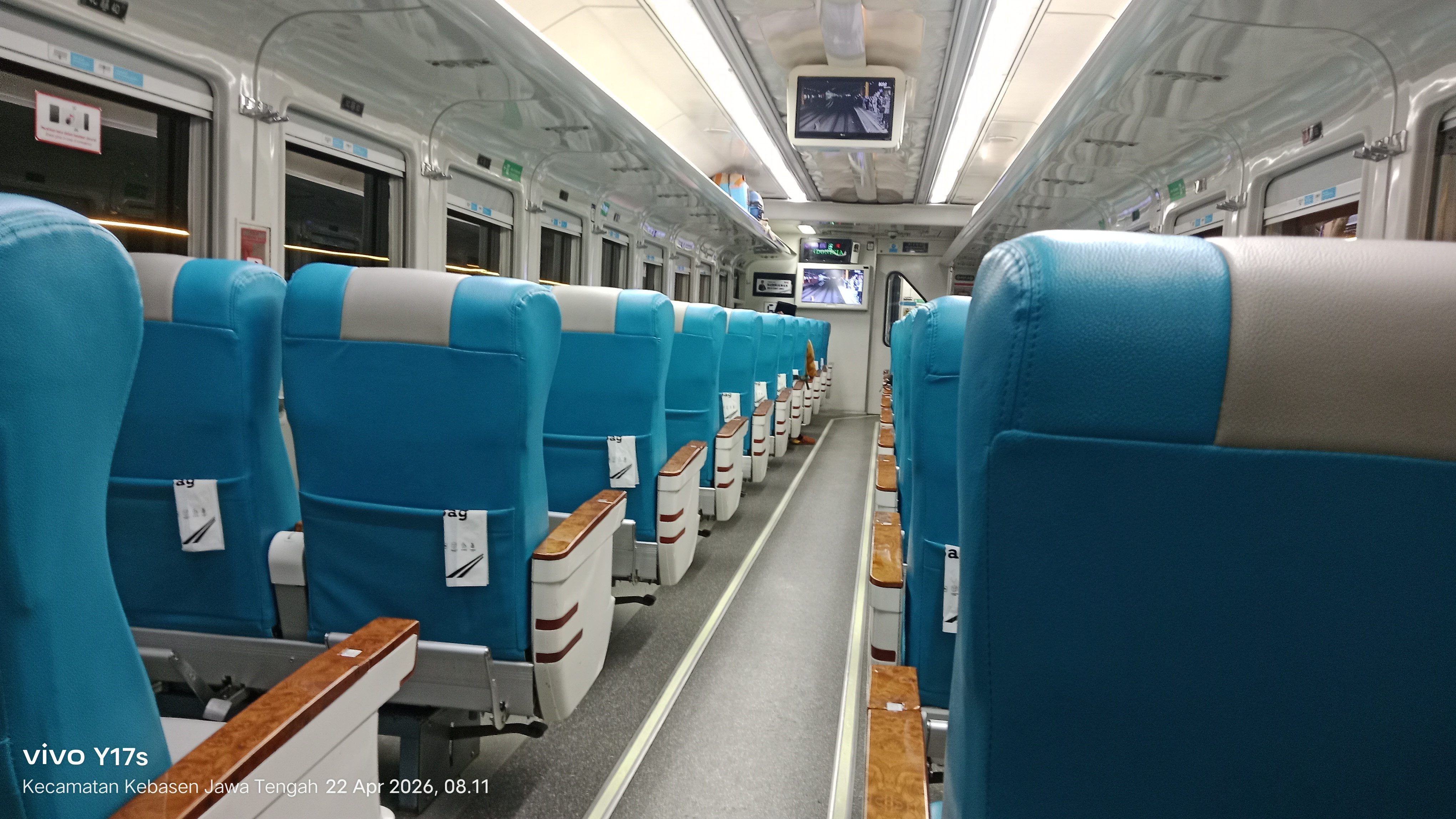 Interior kereta api Purwojaya rute Cilacap - Gambir PP kelas Eksekutif kapasitas 50 Penumpang