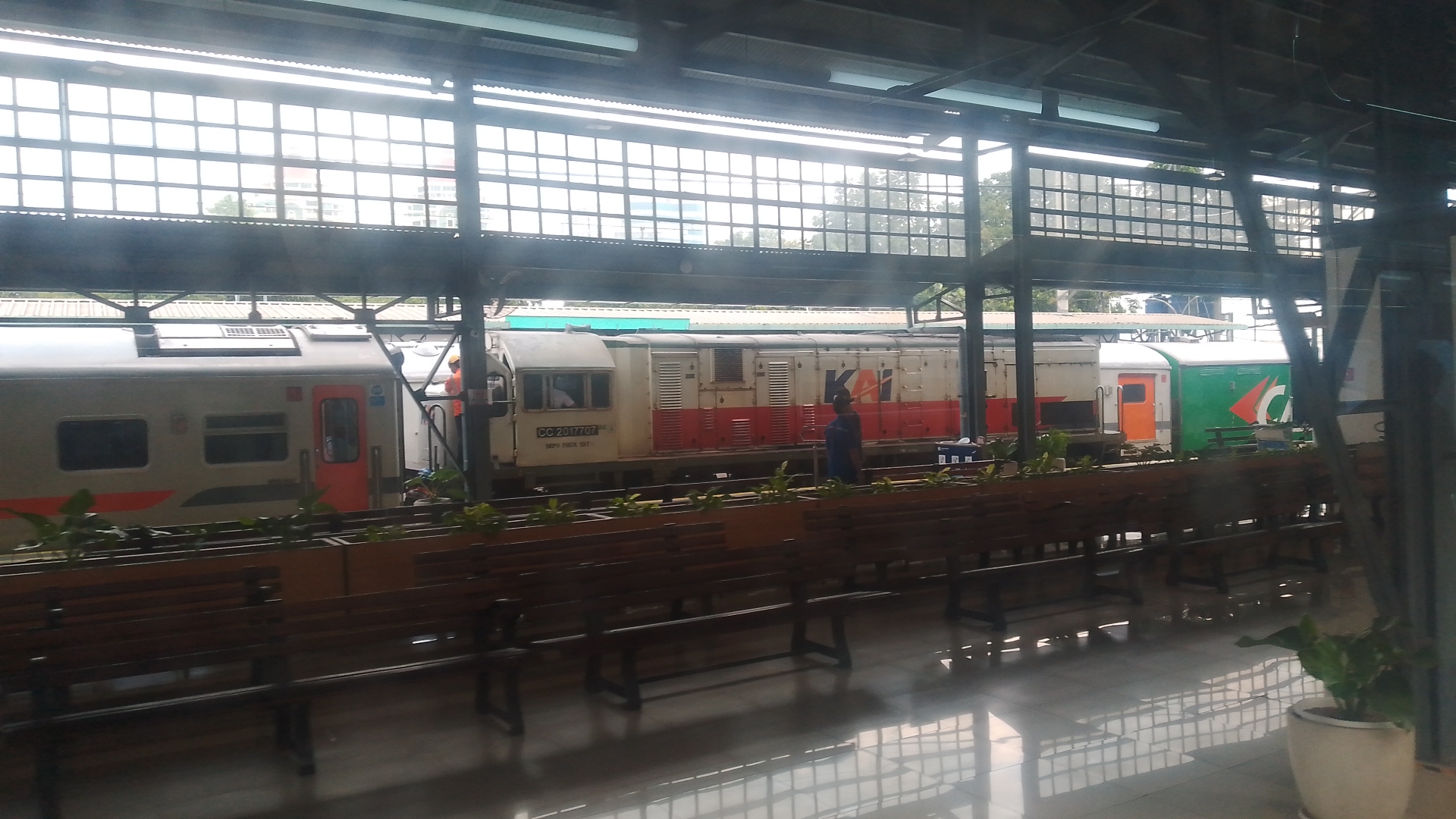KA Blambangan Ekspres di Stasiun Indonesia - foto kereta api terbaru