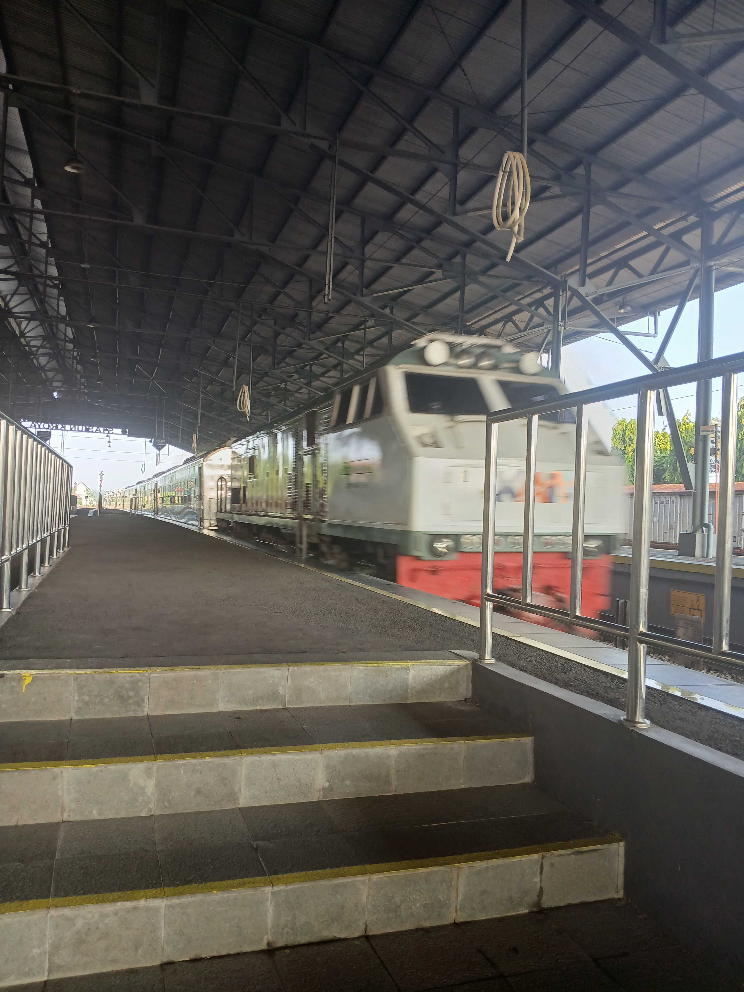 Ka logawa di Indonesia - foto kereta api