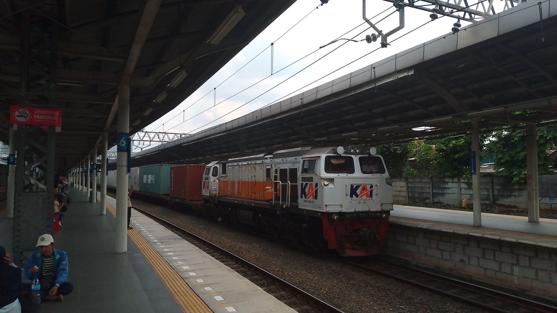 KA logistik  di Stasiun Indonesia - foto kereta api terbaru