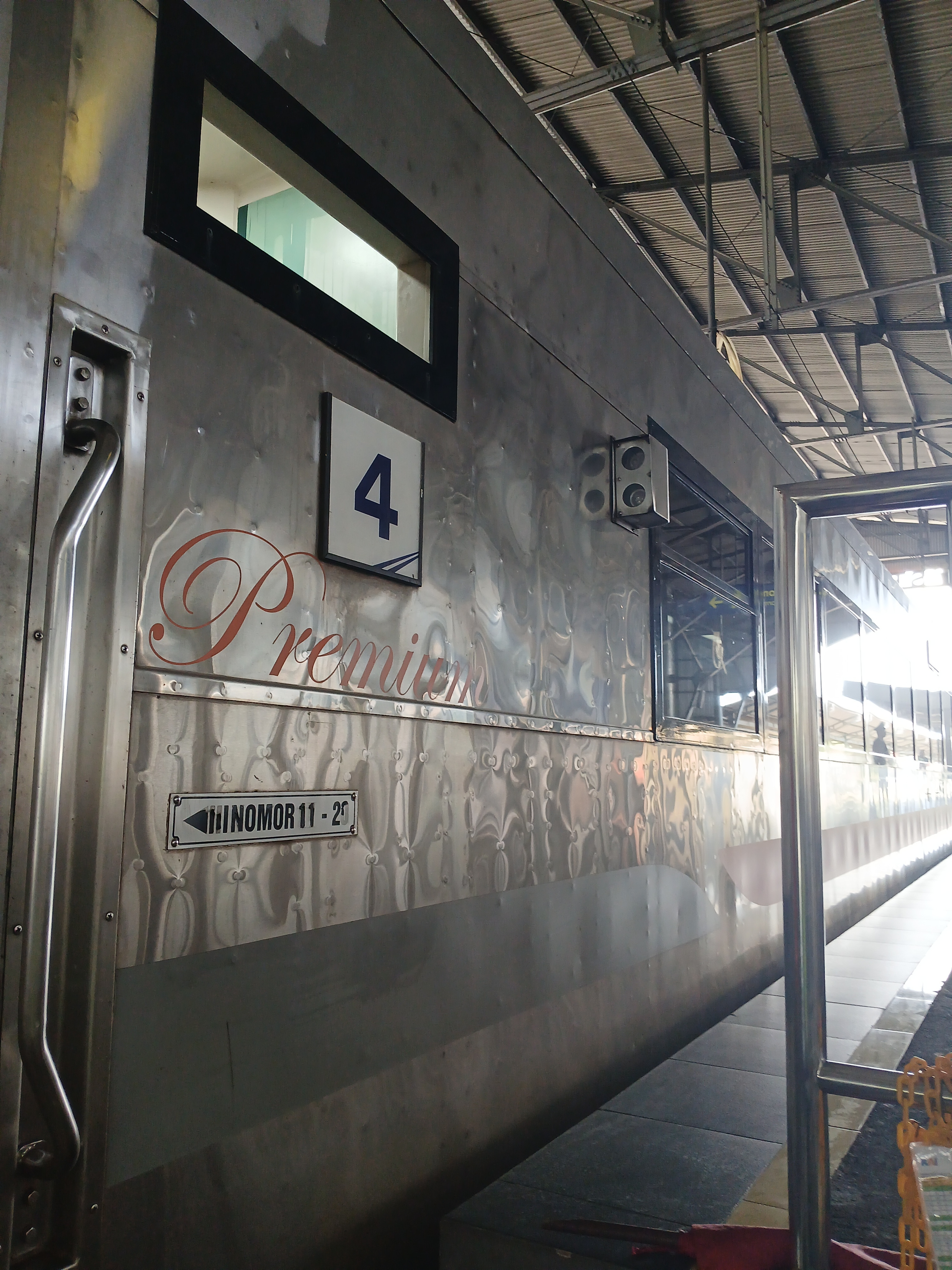 Ka malabar di Stasiun Indonesia - foto kereta api terbaru