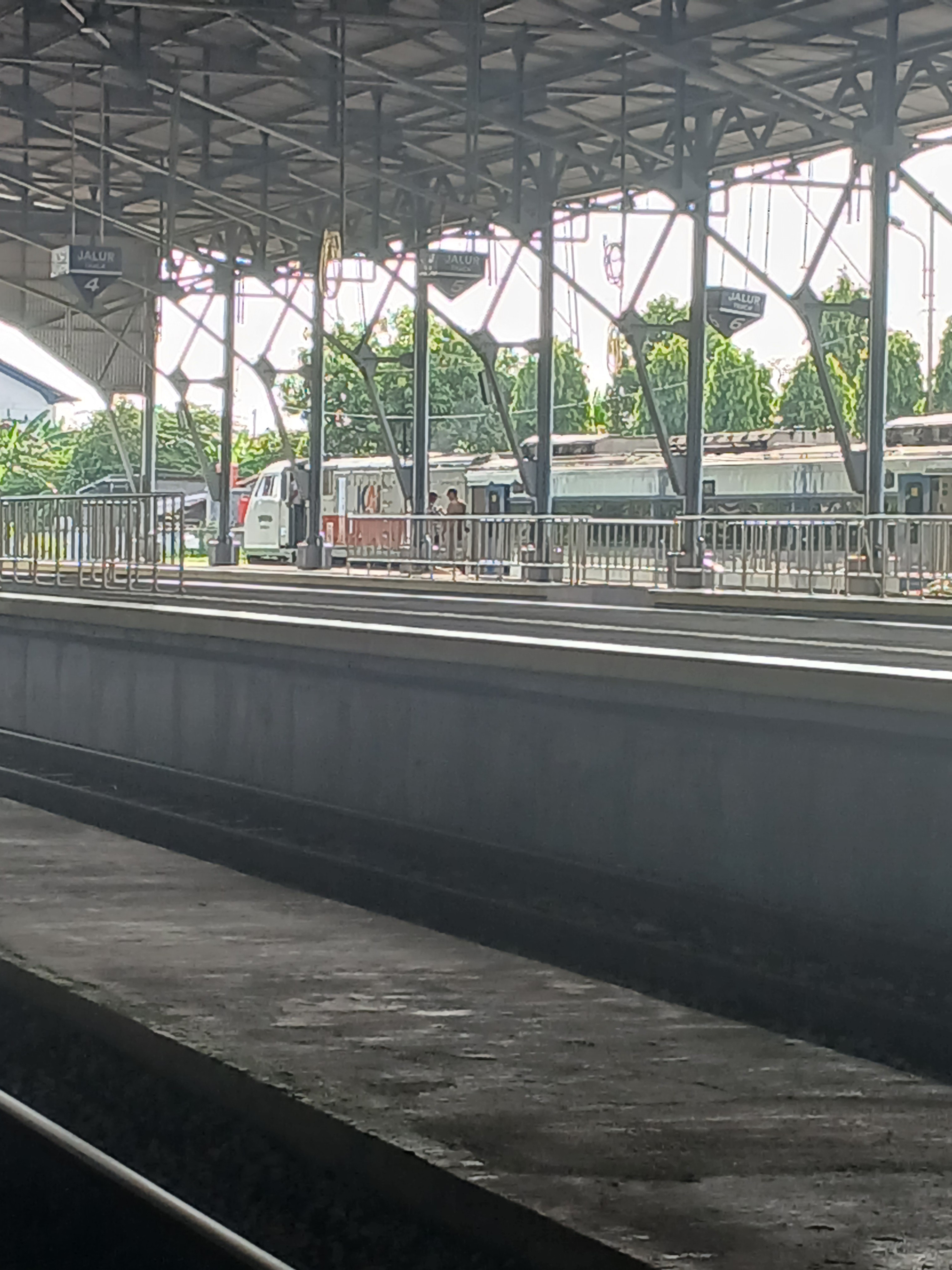 Ka progo siap melintasi jalur baja di Indonesia - foto kereta api