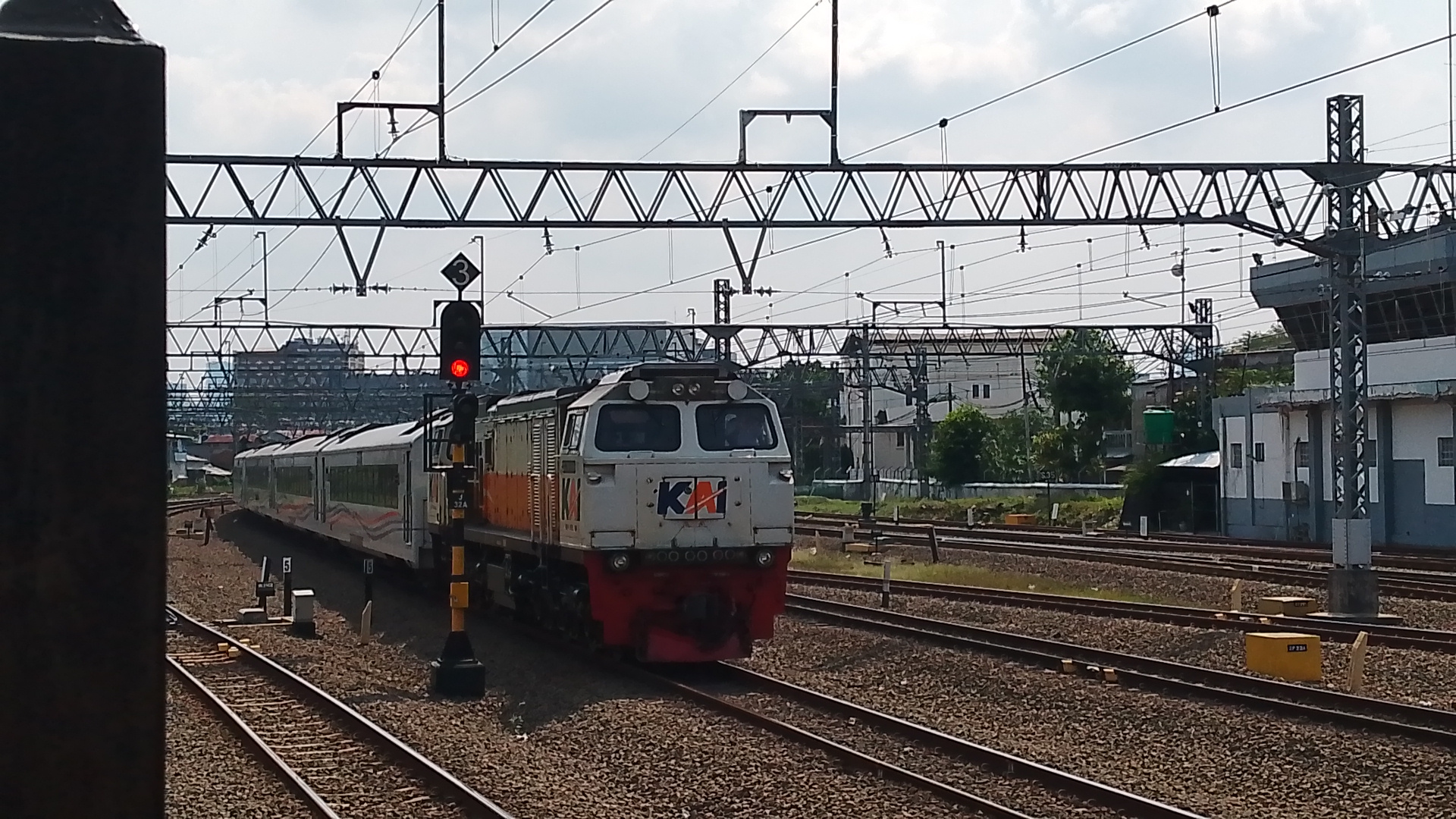 KA purwojaya di Stasiun Indonesia - foto kereta api terbaru