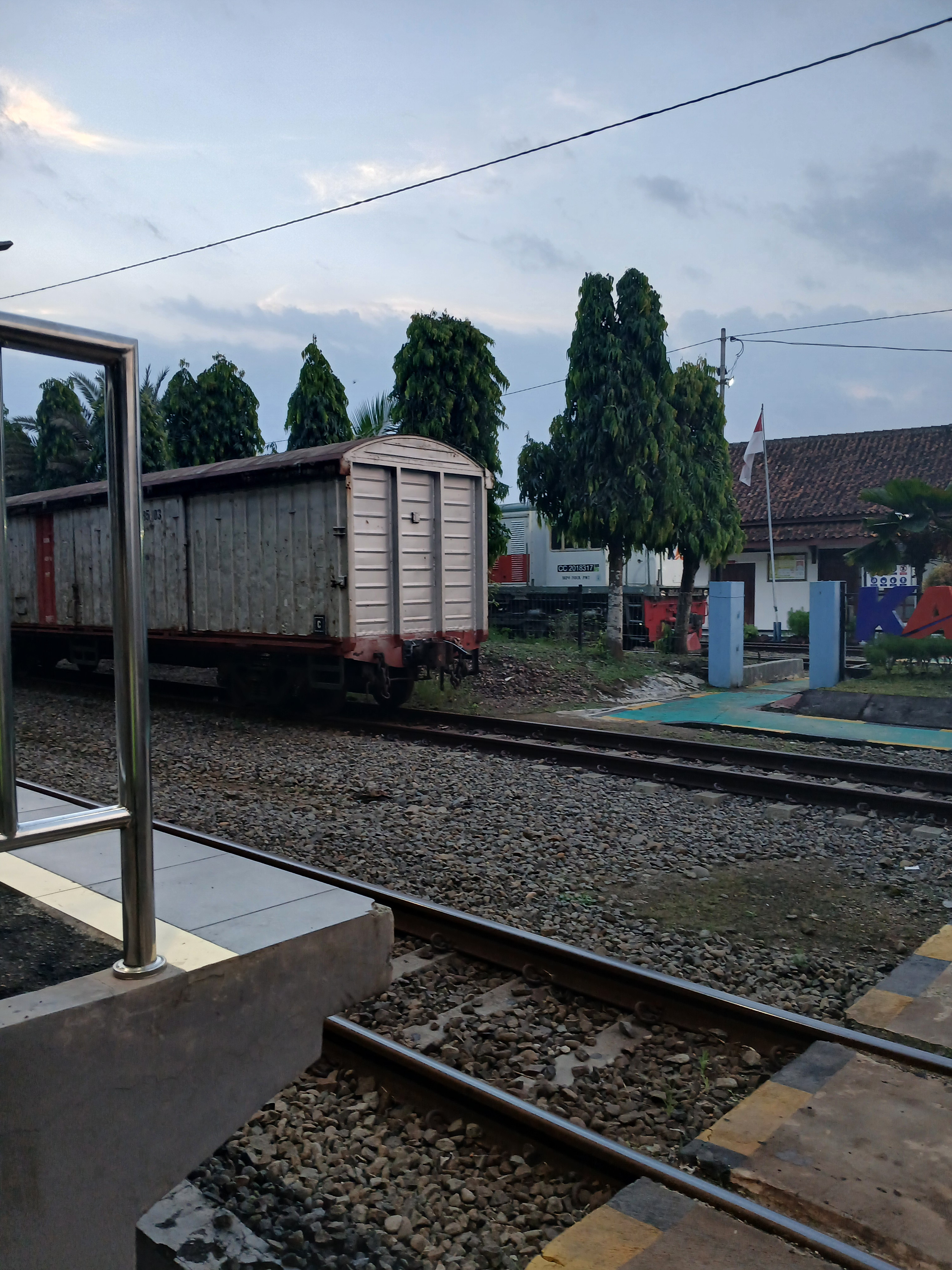 Foto Ka pusri berjejeran dengan lok cc 201 83 17 - Kereta Cc di Indonesia