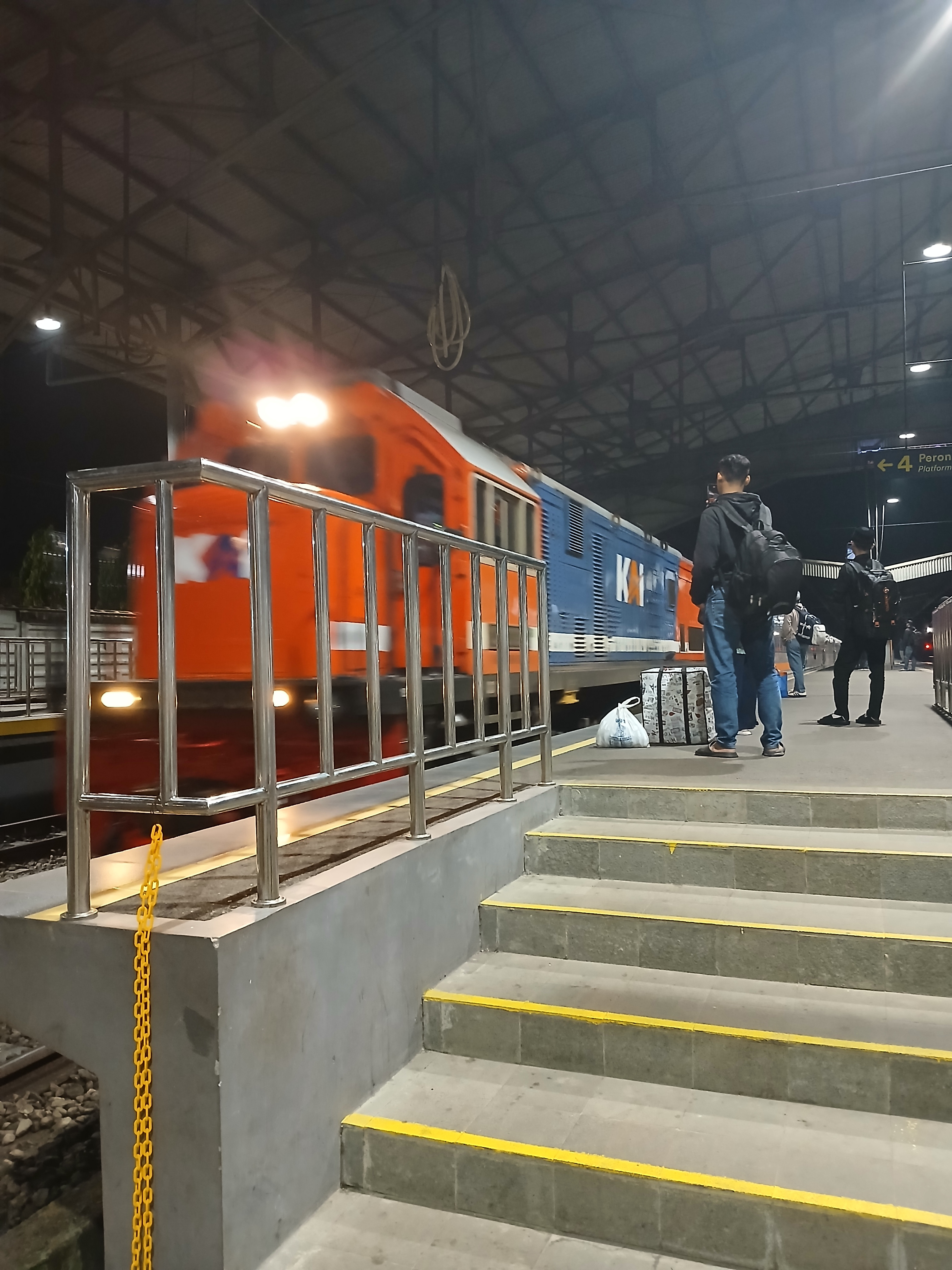 Ka sawunggalih dengan lokomotif di Stasiun Indonesia - foto kereta api terbaru