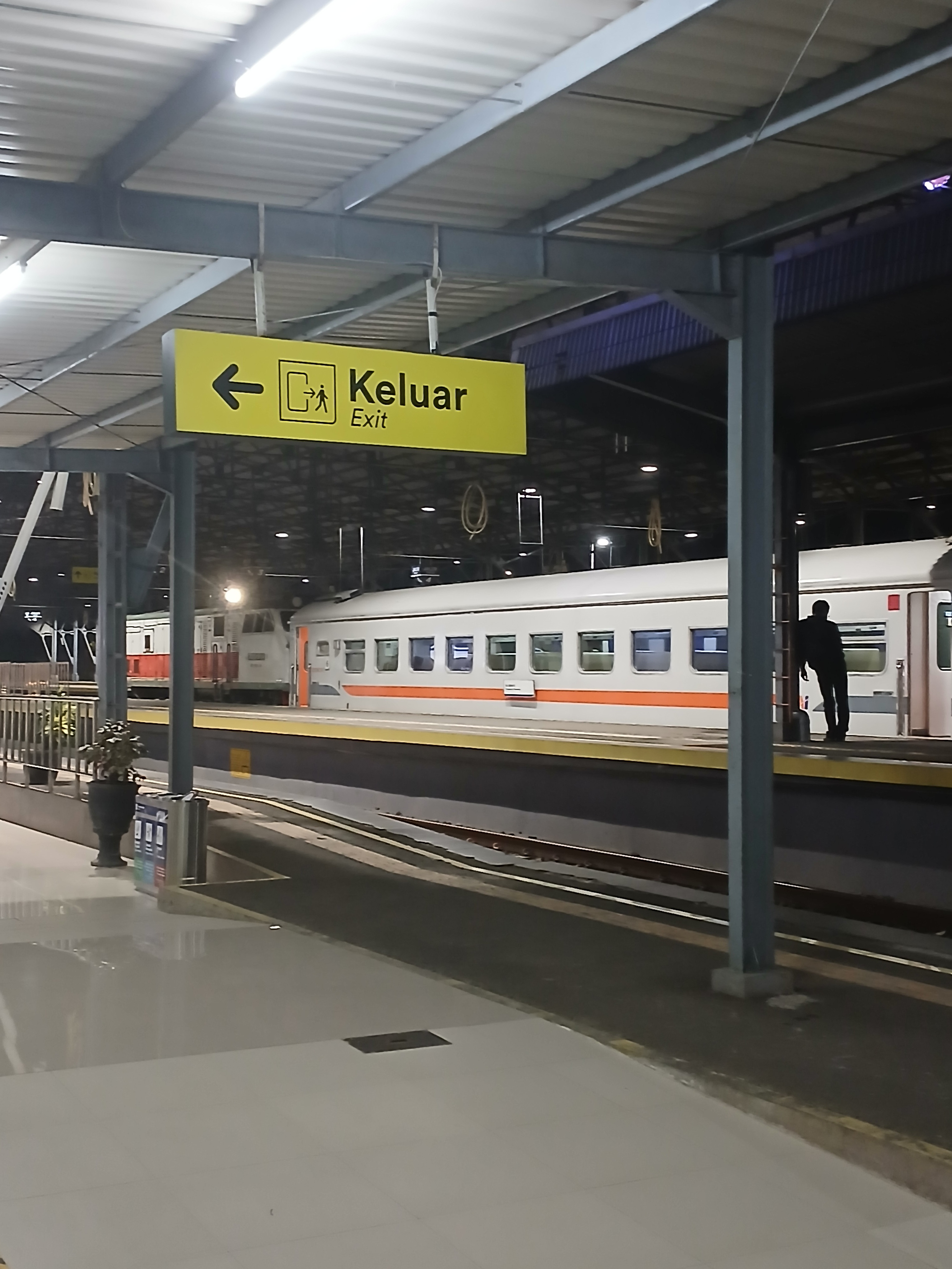 Ka serayu di Indonesia - foto kereta api