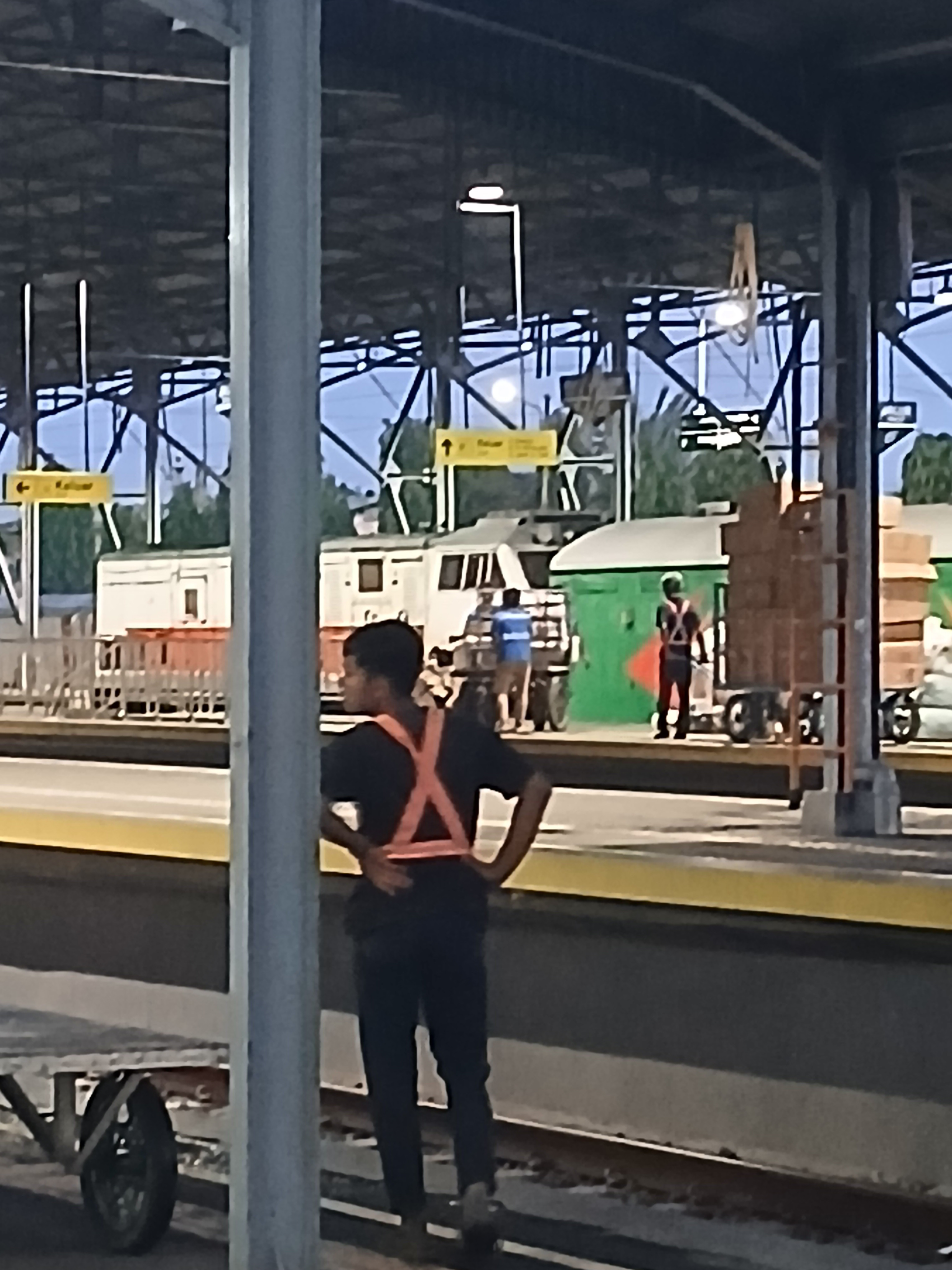 Ka serayu siap berangkat di Indonesia - foto kereta api