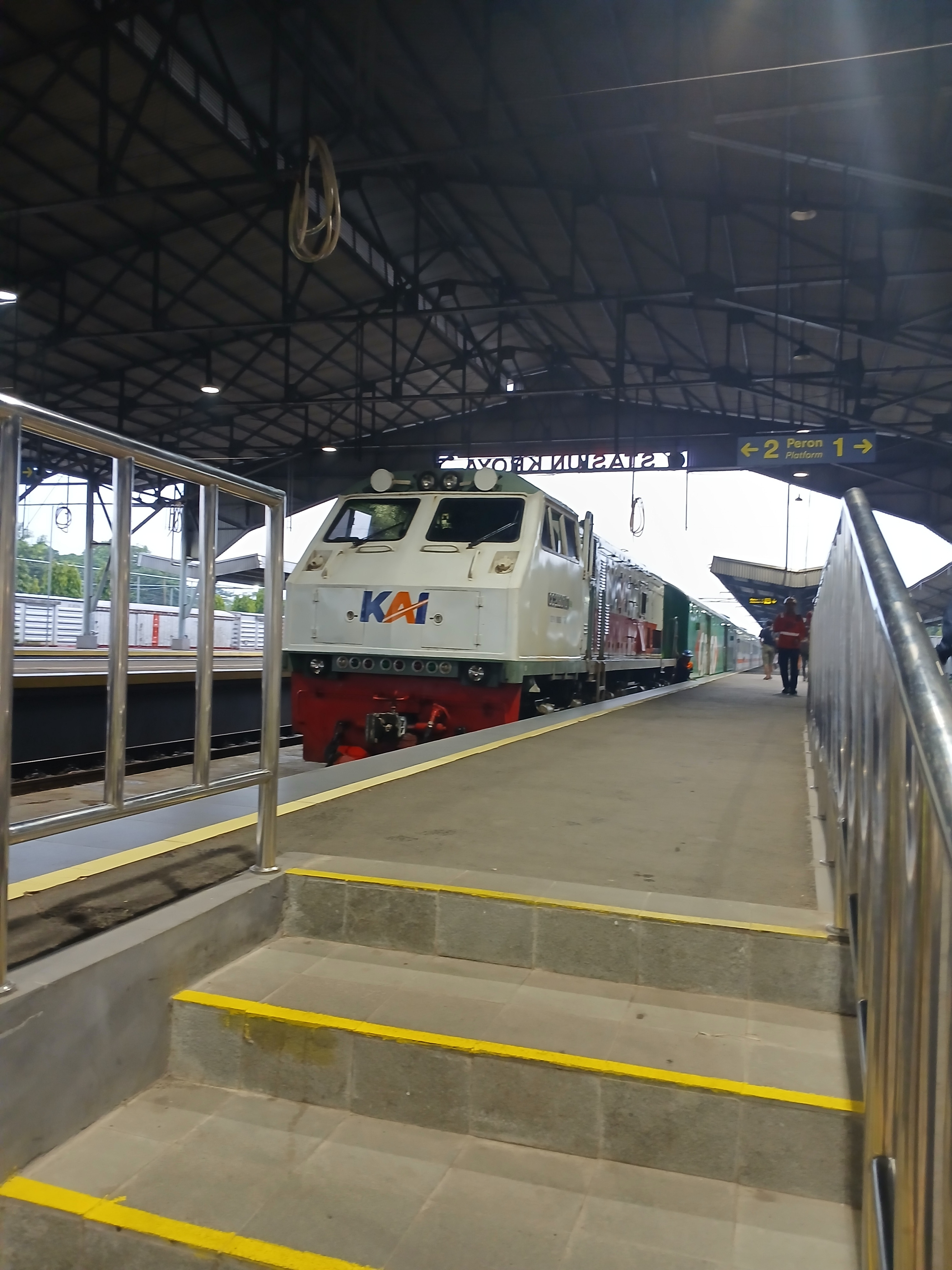 Ka serayu tujuan pse di Indonesia - foto kereta api