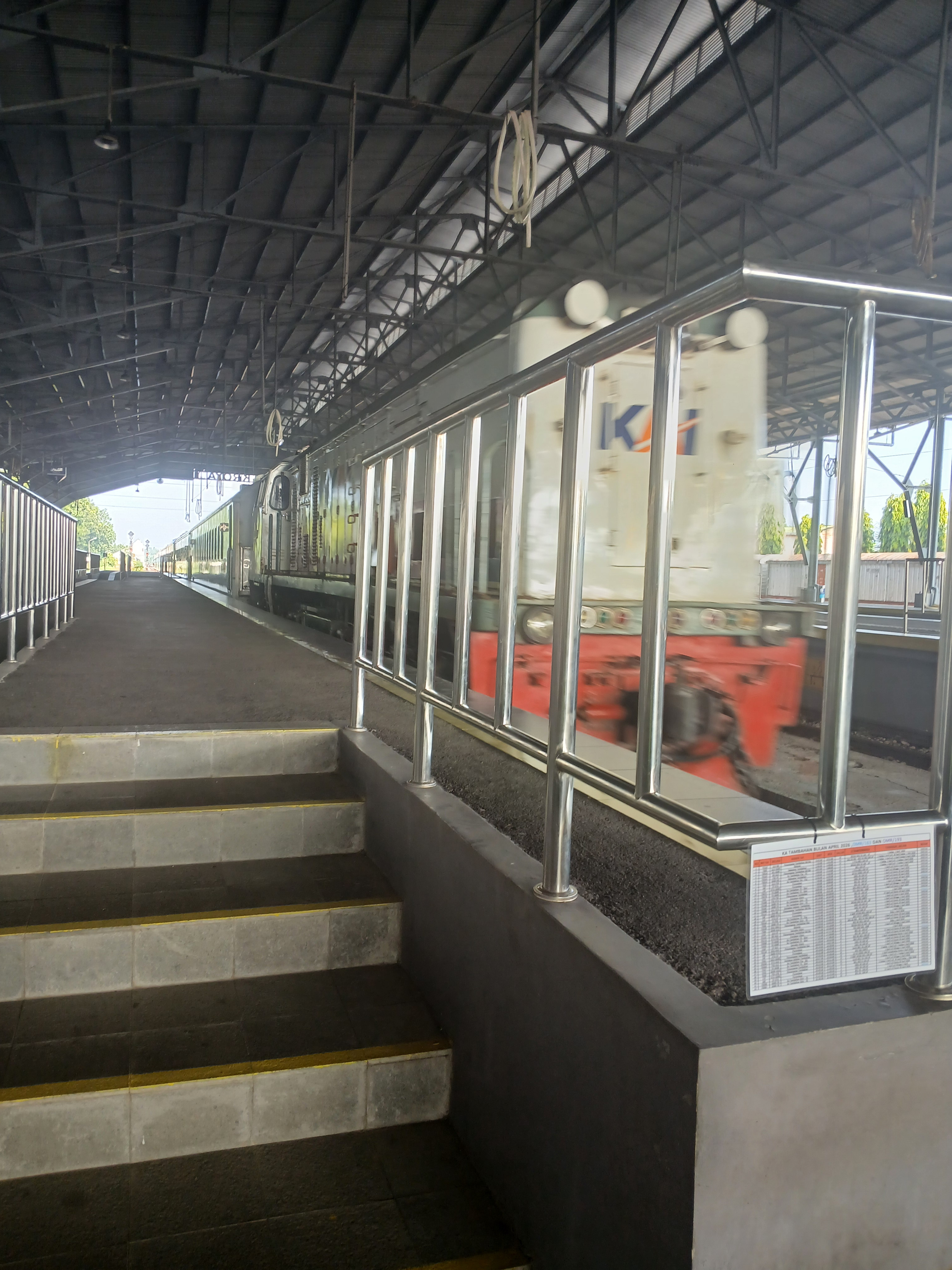 Ka serayu ujung panjang di Indonesia - foto kereta api