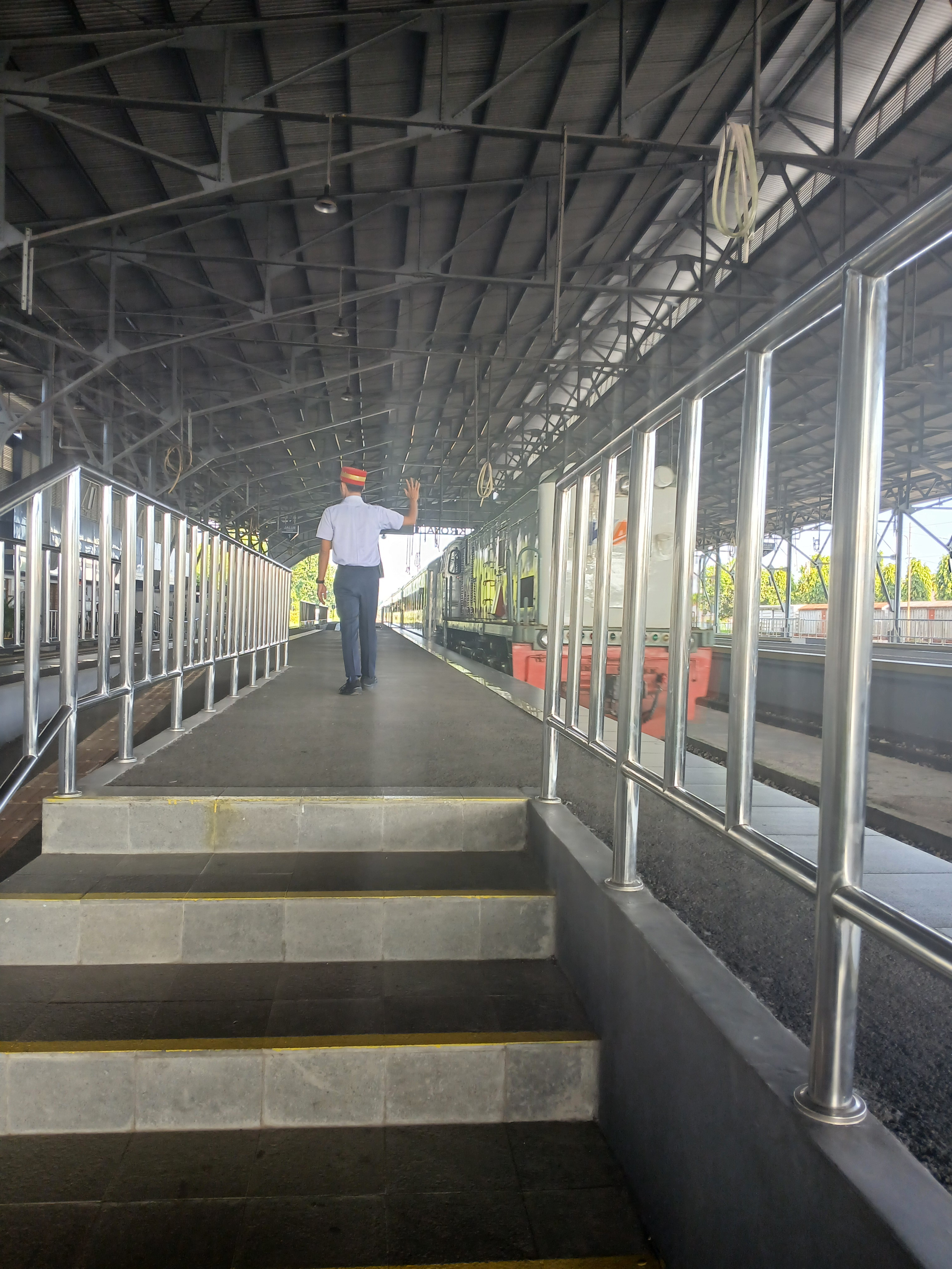 Ka serayu ujung panjang dari pwt di Indonesia - foto kereta api