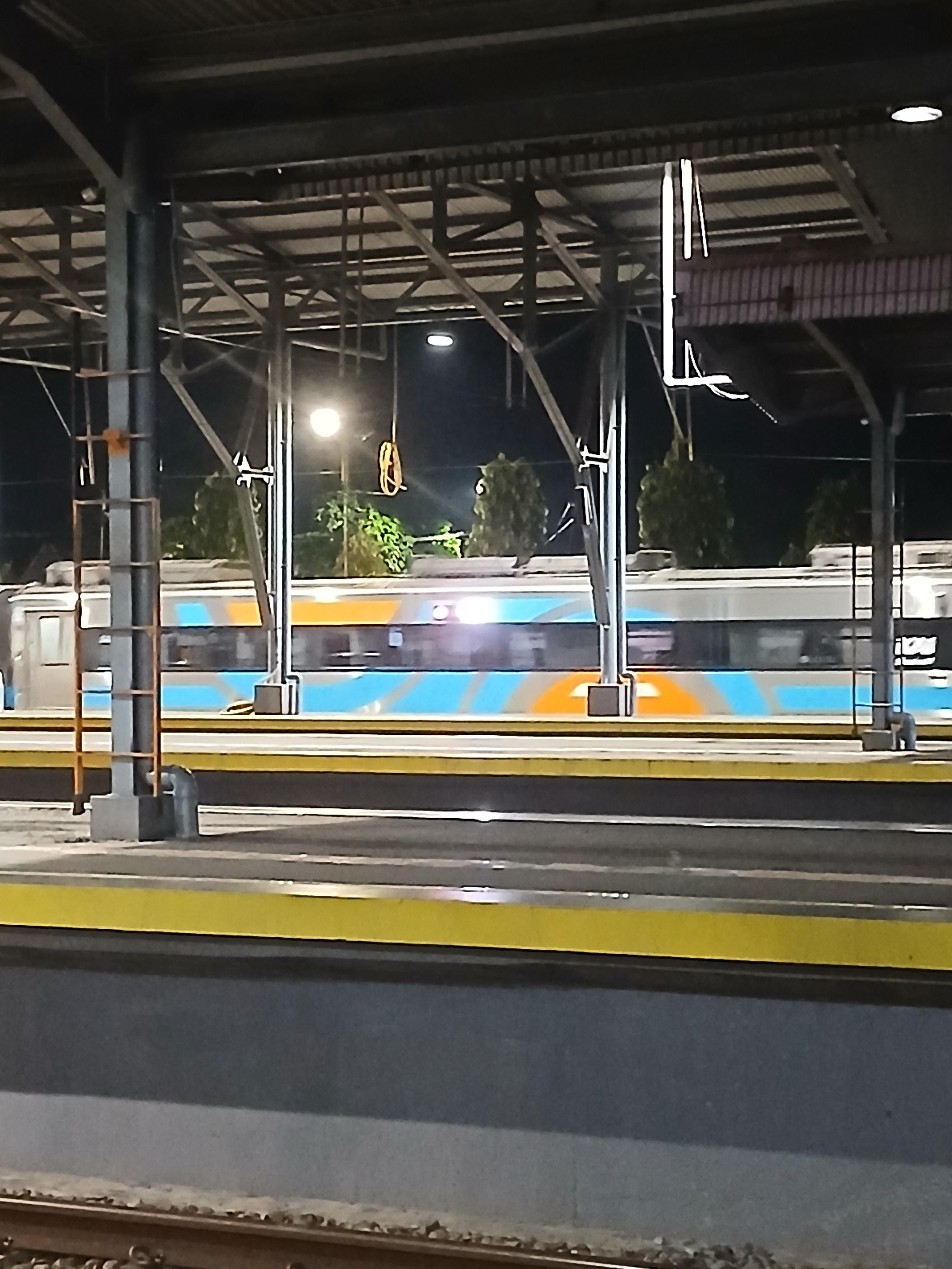 Ka taksaka tujuan stasiun gambir di Stasiun Indonesia - foto kereta api terbaru