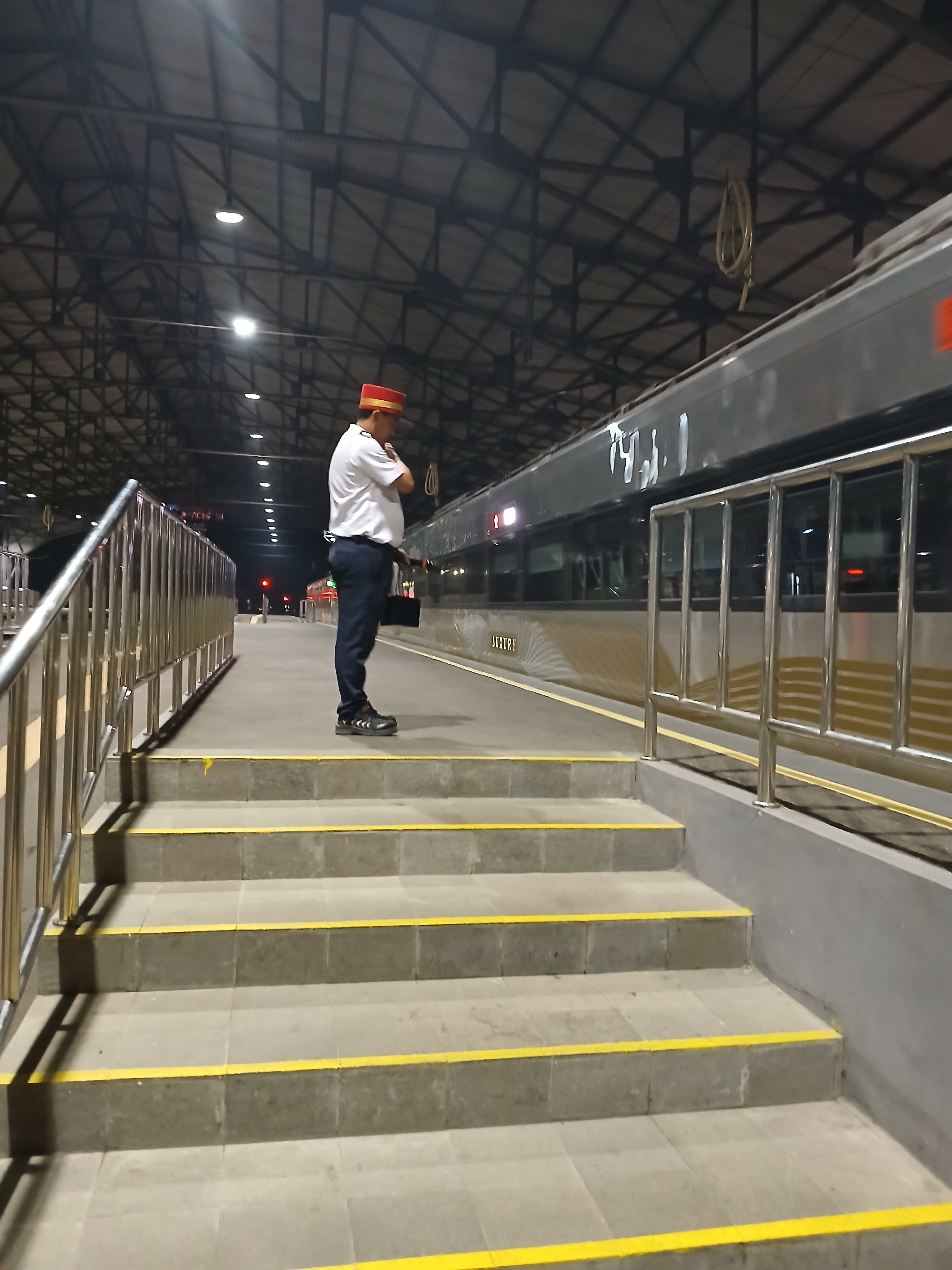 Ka taksaka tujuan yk di Indonesia - foto kereta api