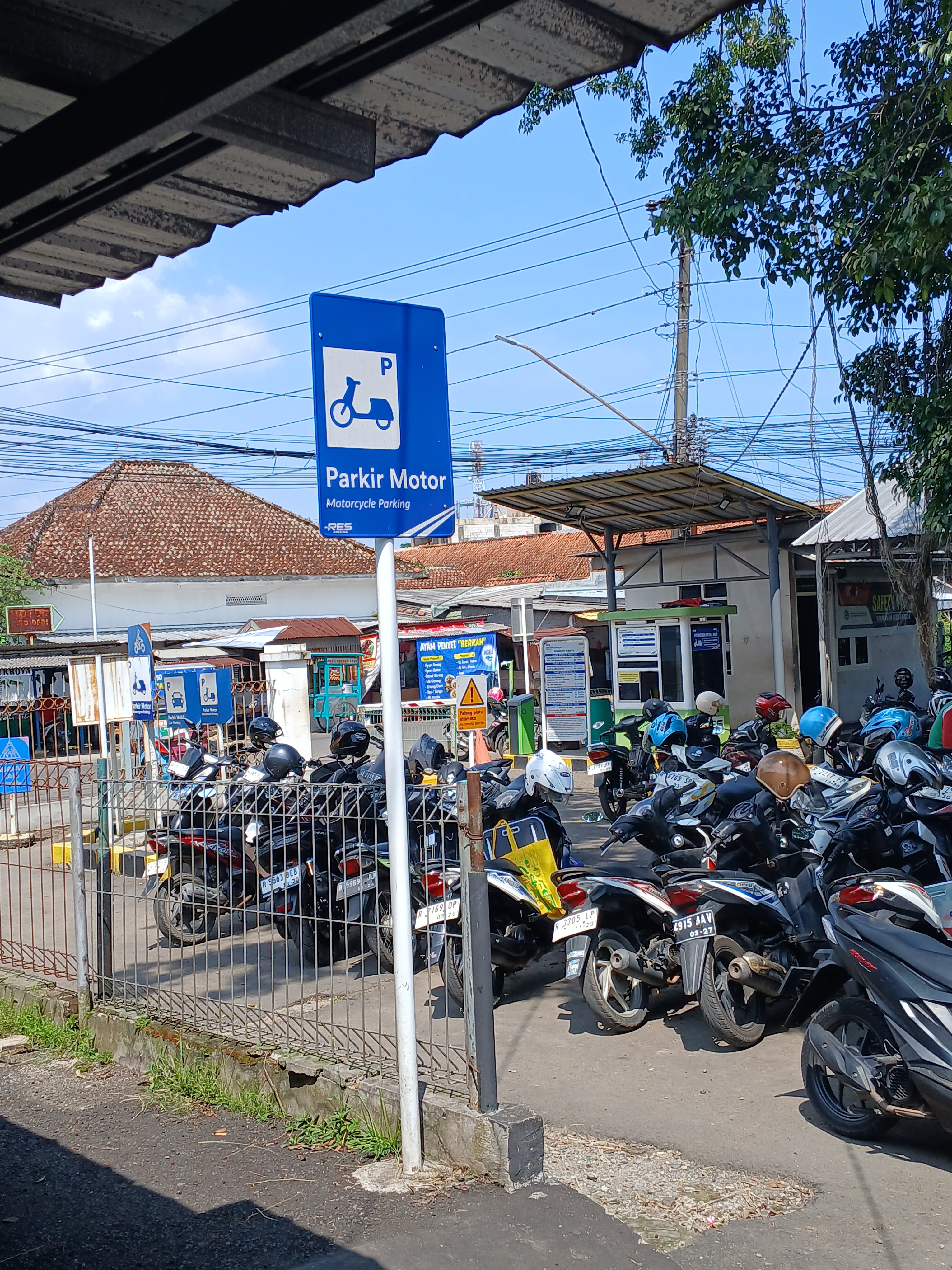 Kantor parkir stasiun kroya di Stasiun Indonesia - foto kereta api terbaru
