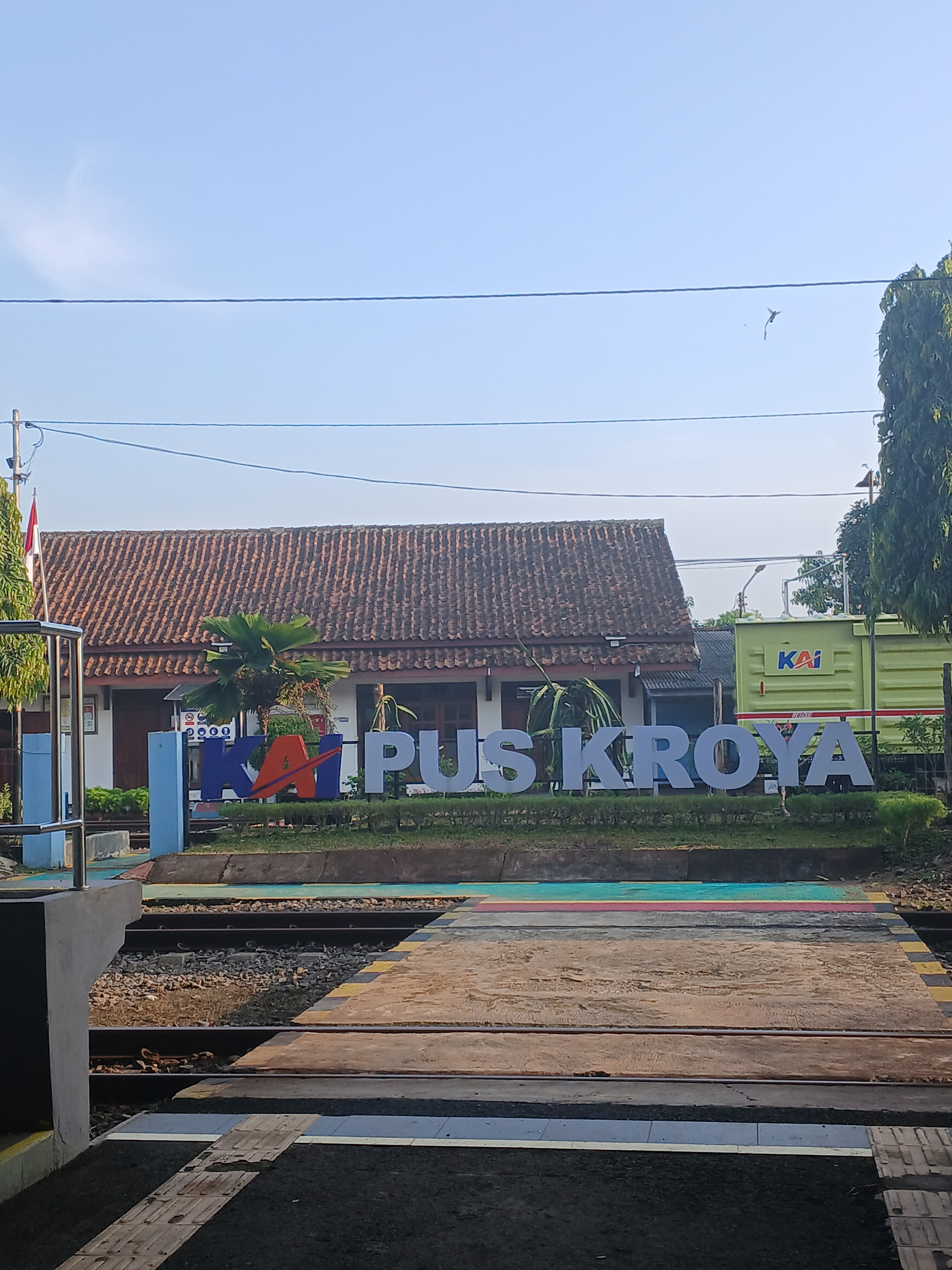 Kantor pus kroya saat pagi hari di Indonesia - foto kereta api