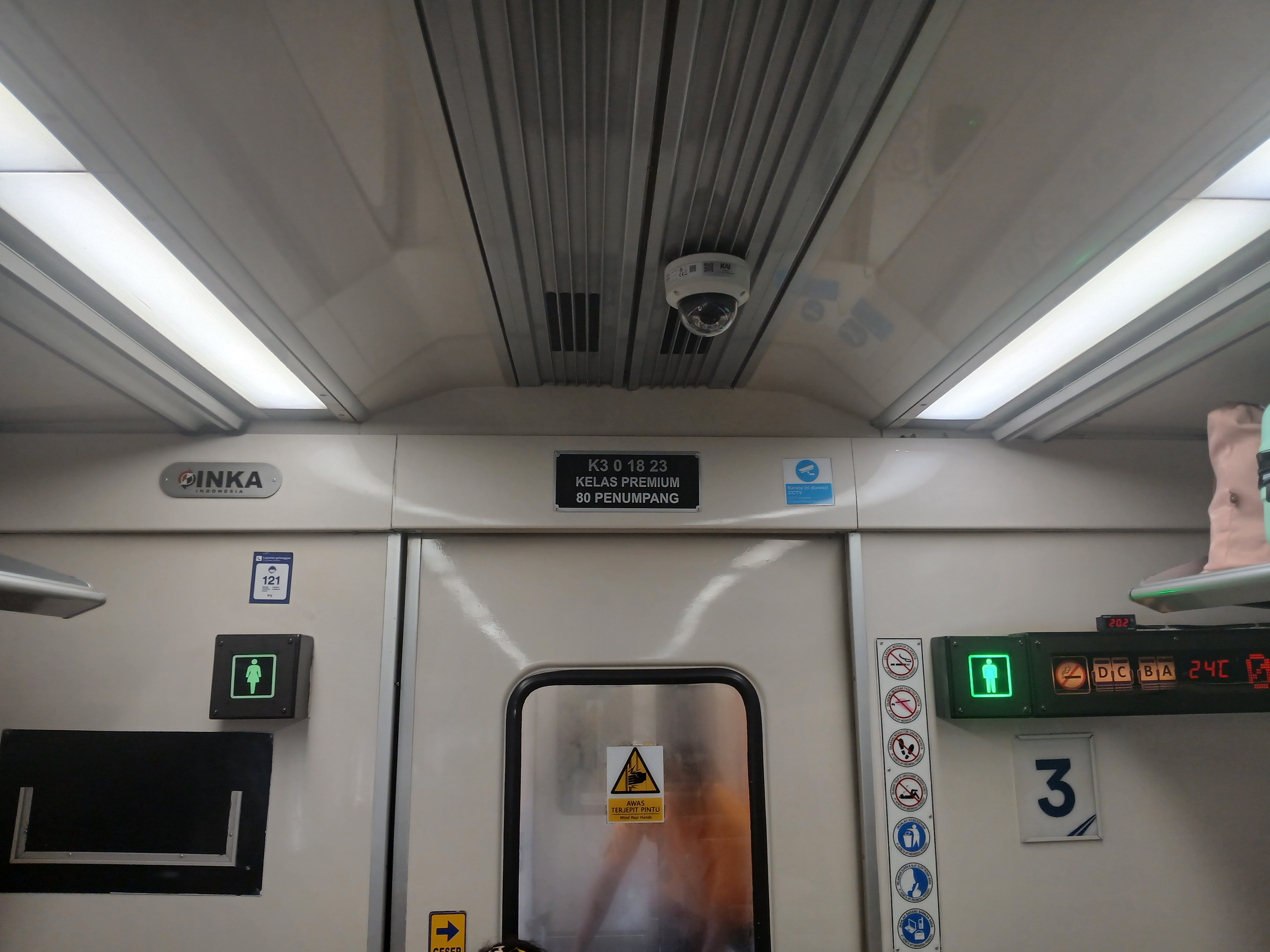 Kapasitas kereta api sawunggalih kelas premium di Indonesia - foto kereta api