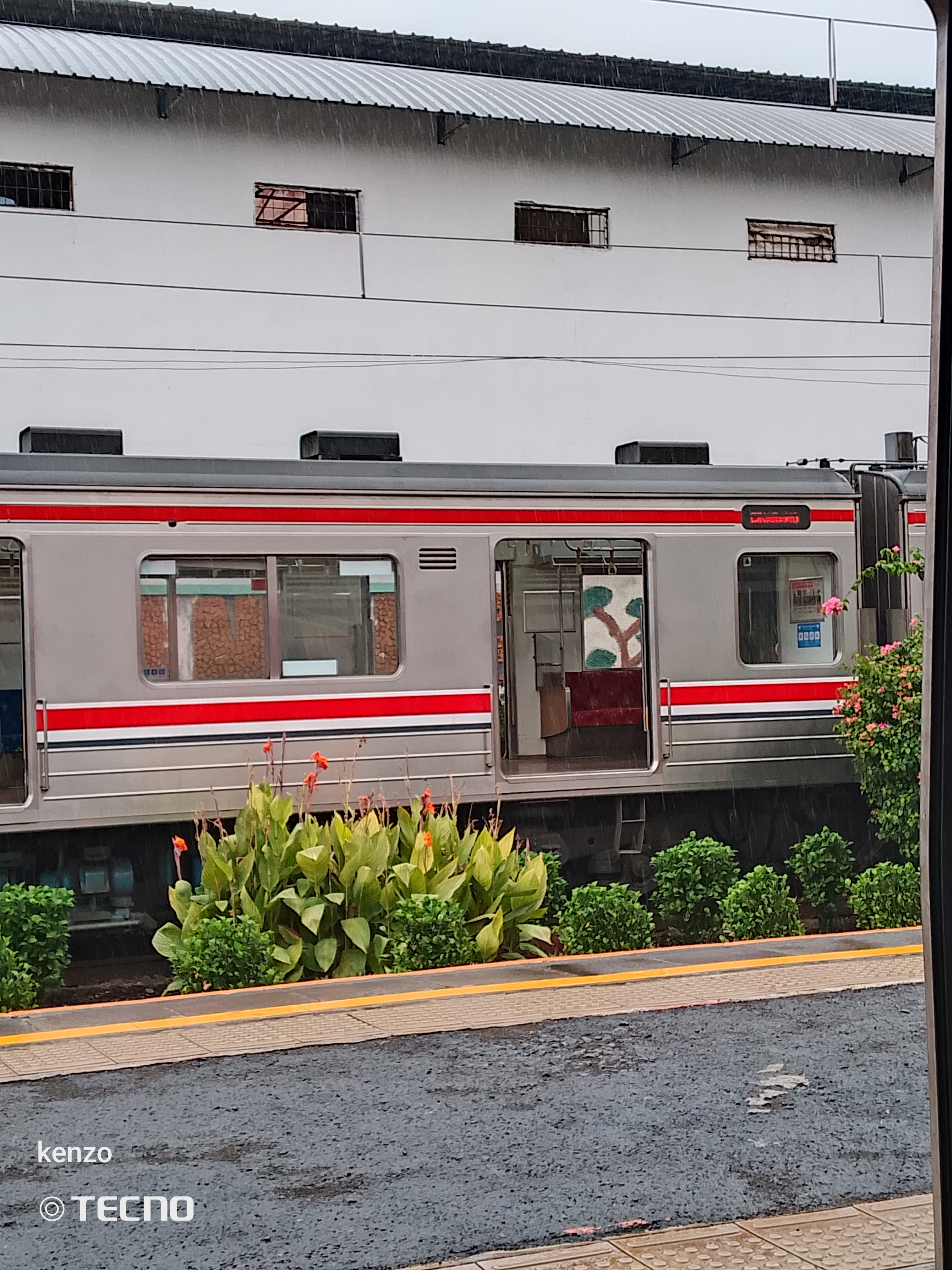 Kasihan gak dapet peron di Indonesia - foto kereta api