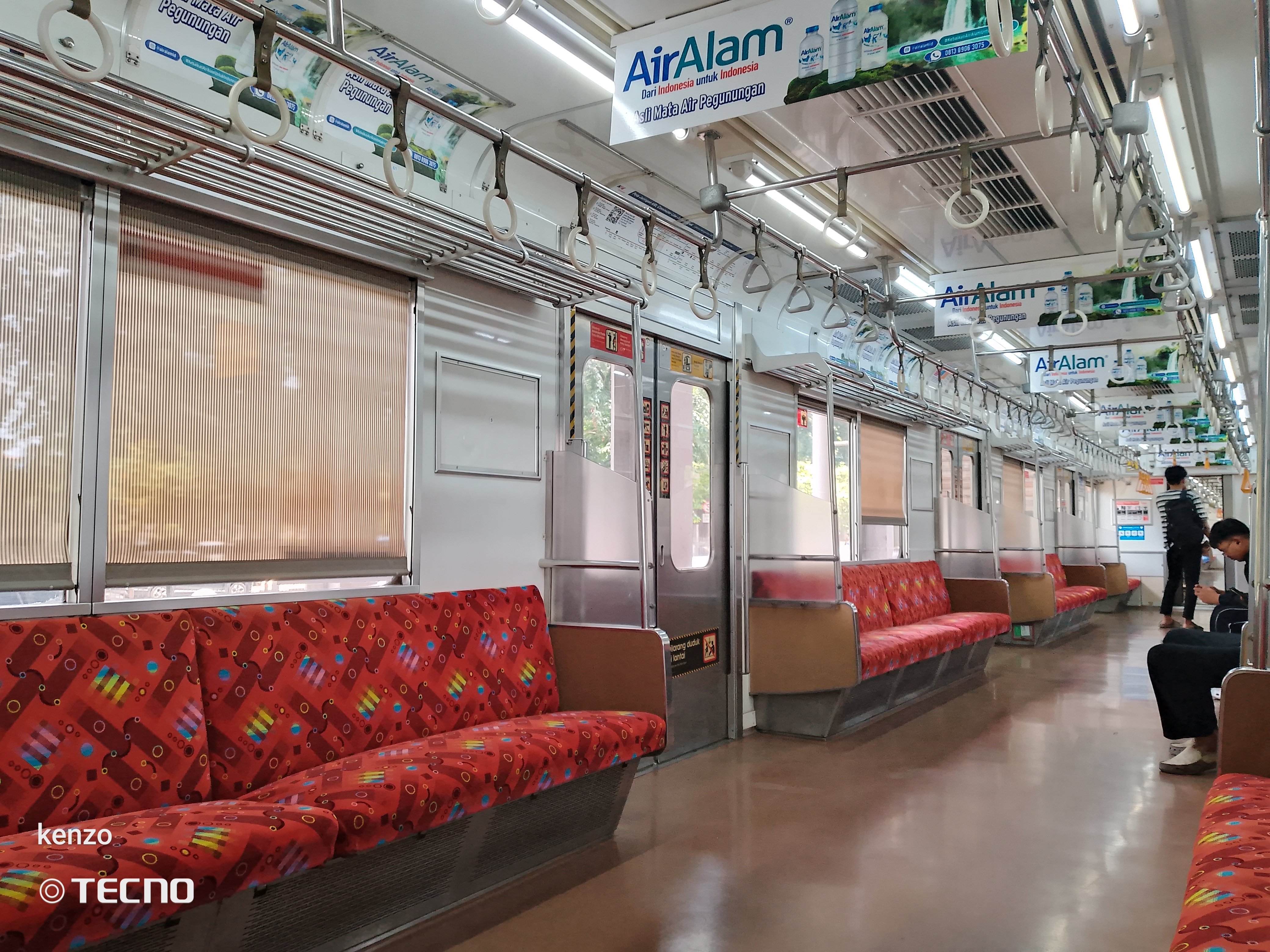 Kereta khusus wanita di Indonesia - foto kereta api