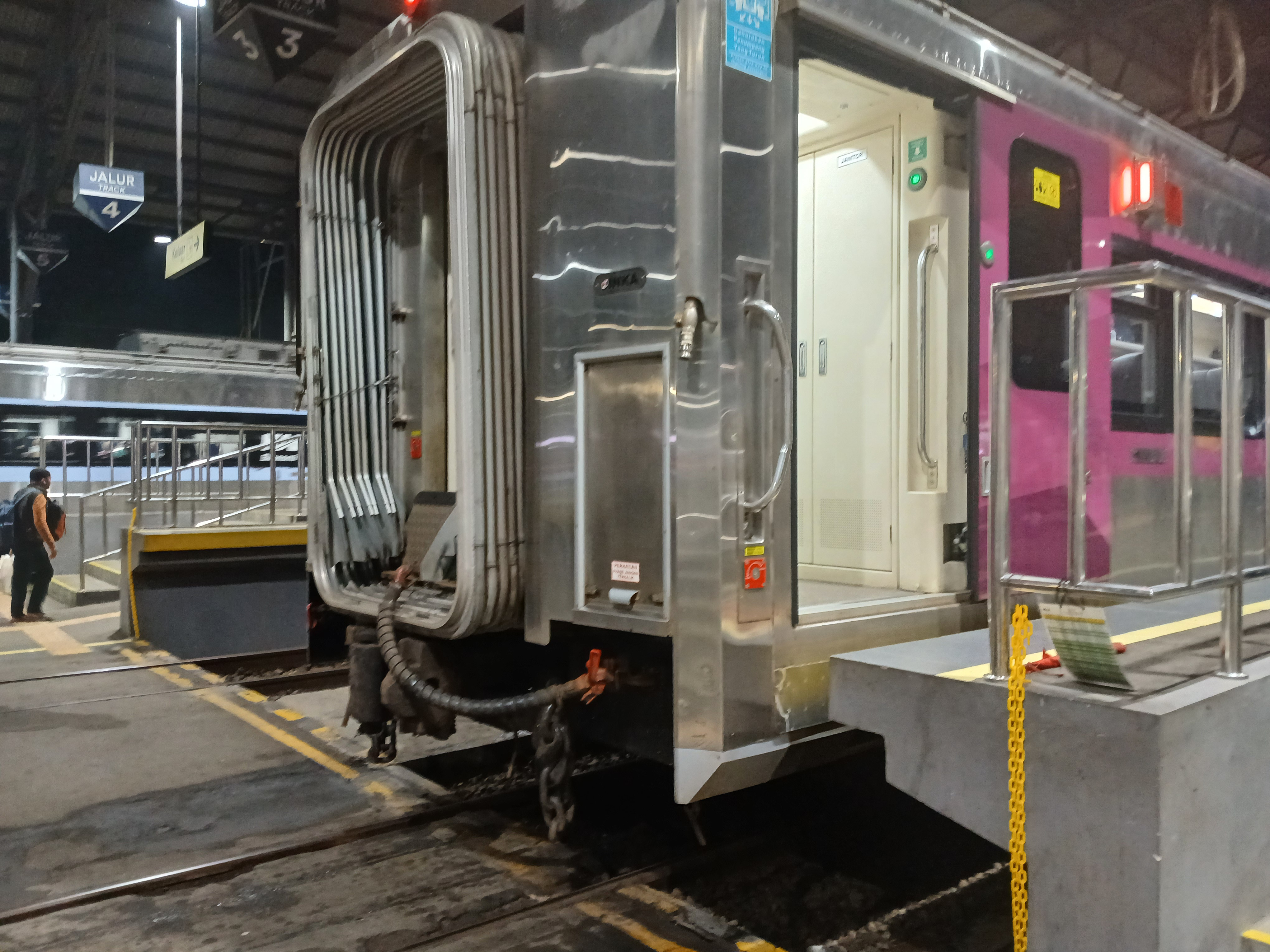 Kereta paling belakang