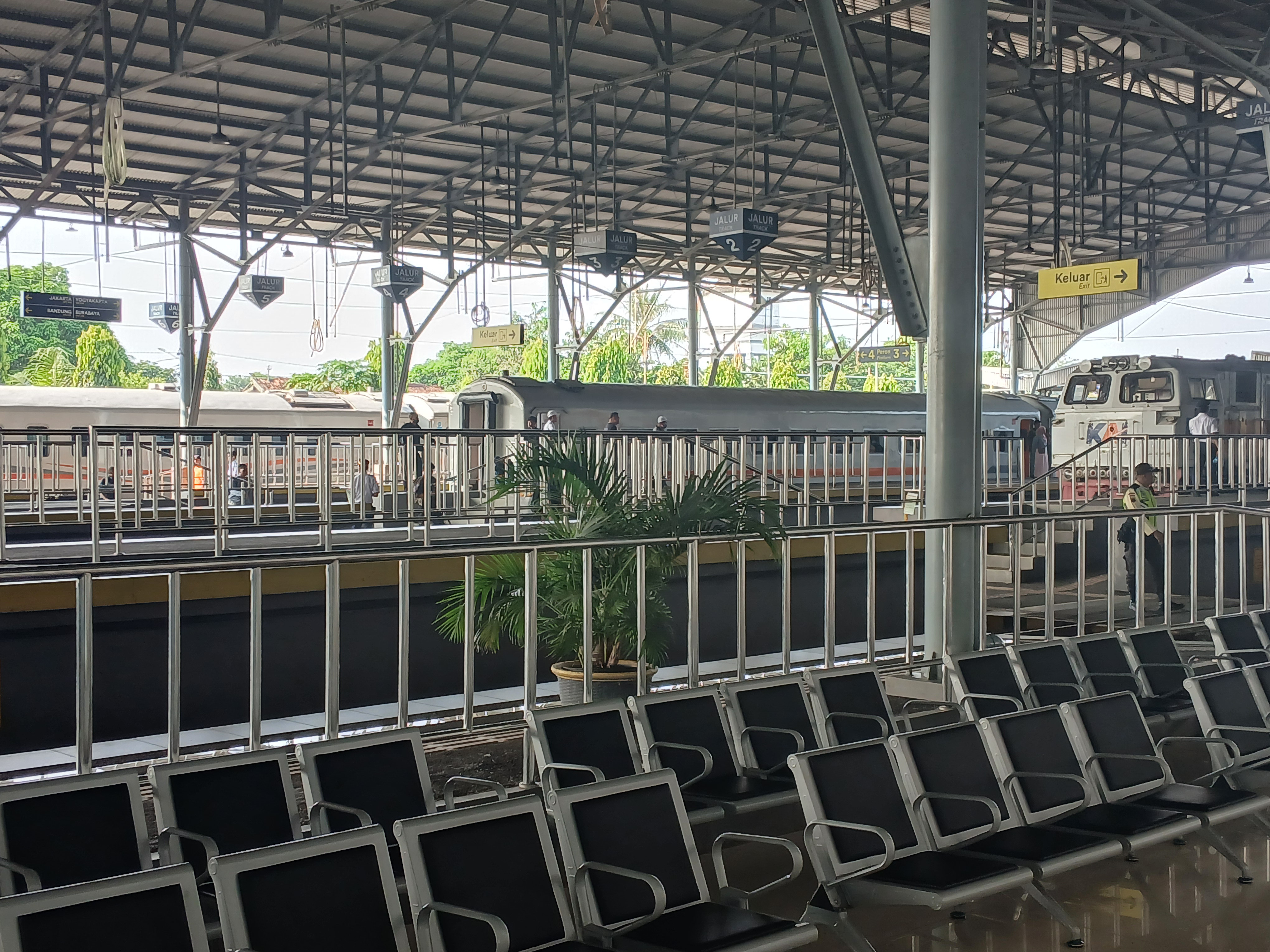 Keretanya jejer bertiga