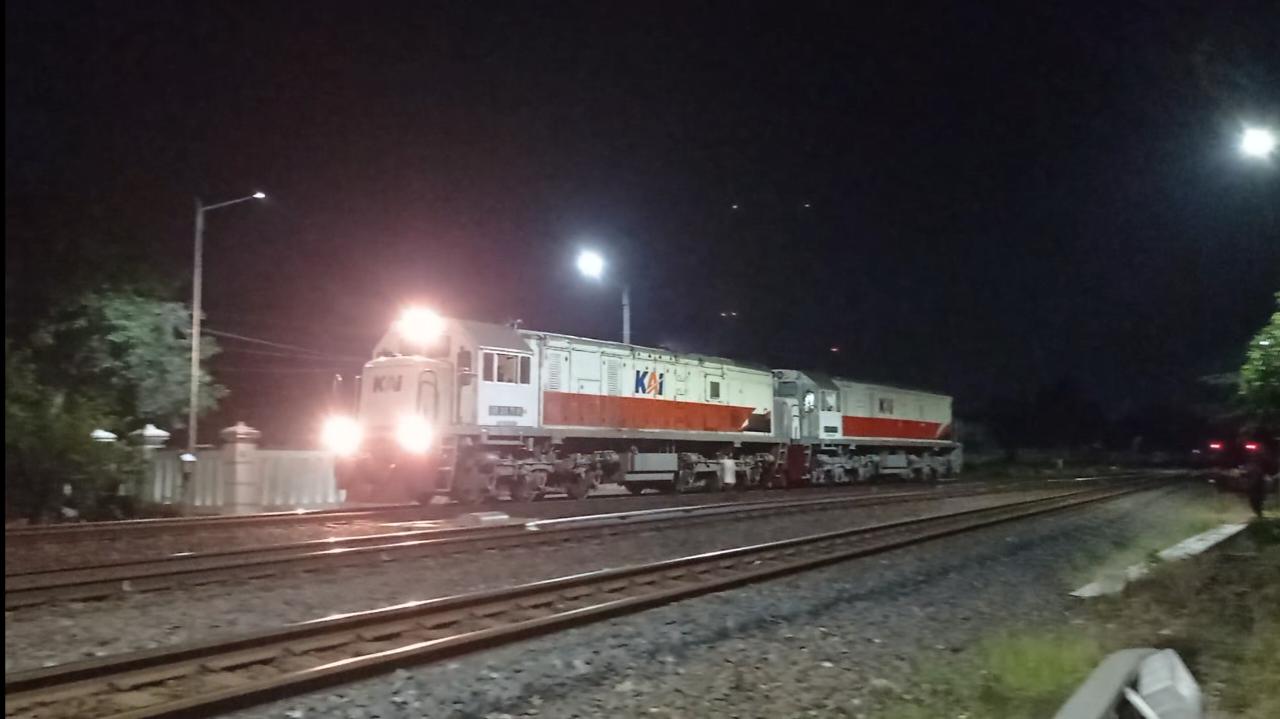 Kirim lokomotif  di Indonesia - foto kereta api