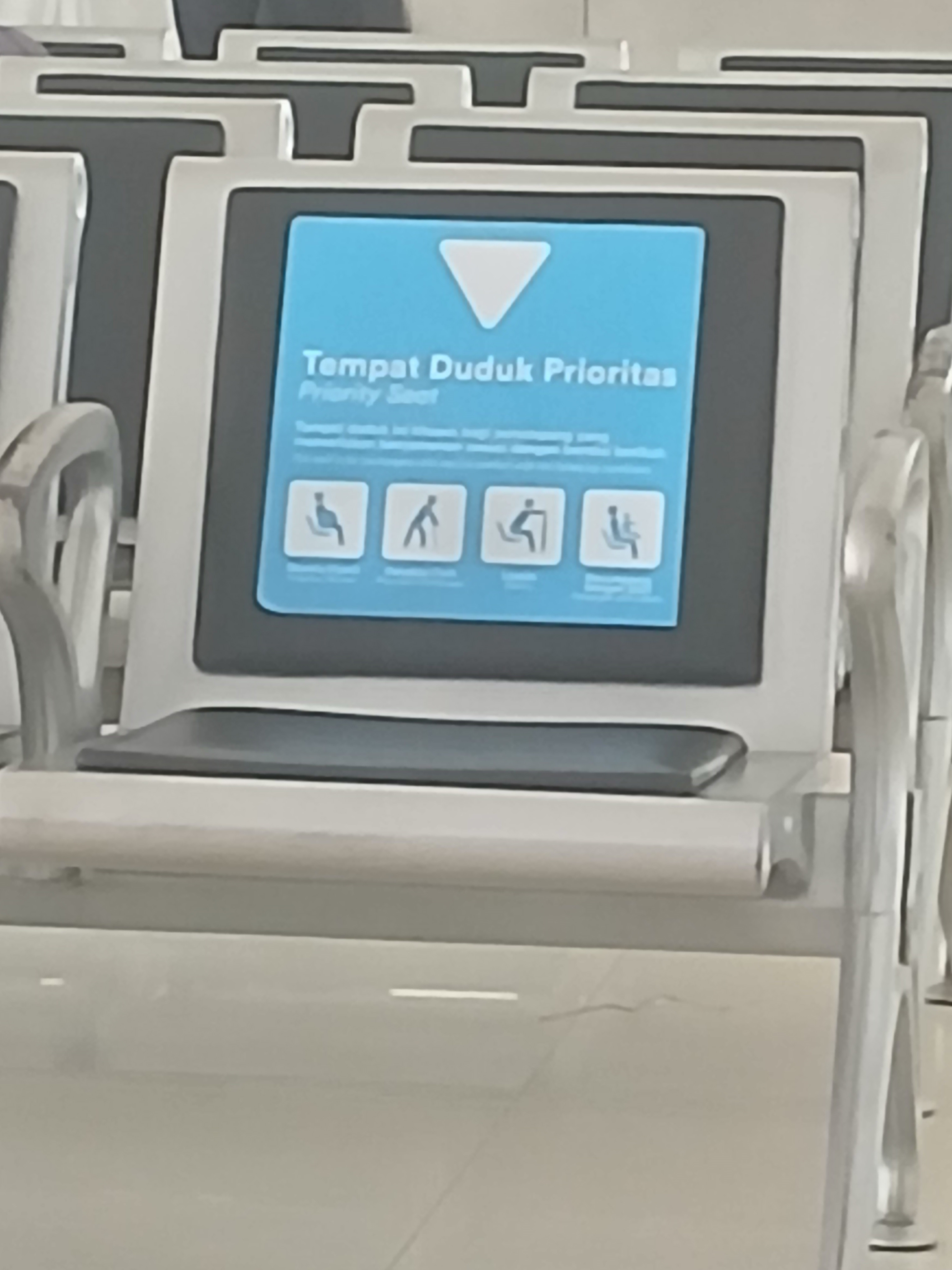 Kursi prioritas di Indonesia - foto kereta api