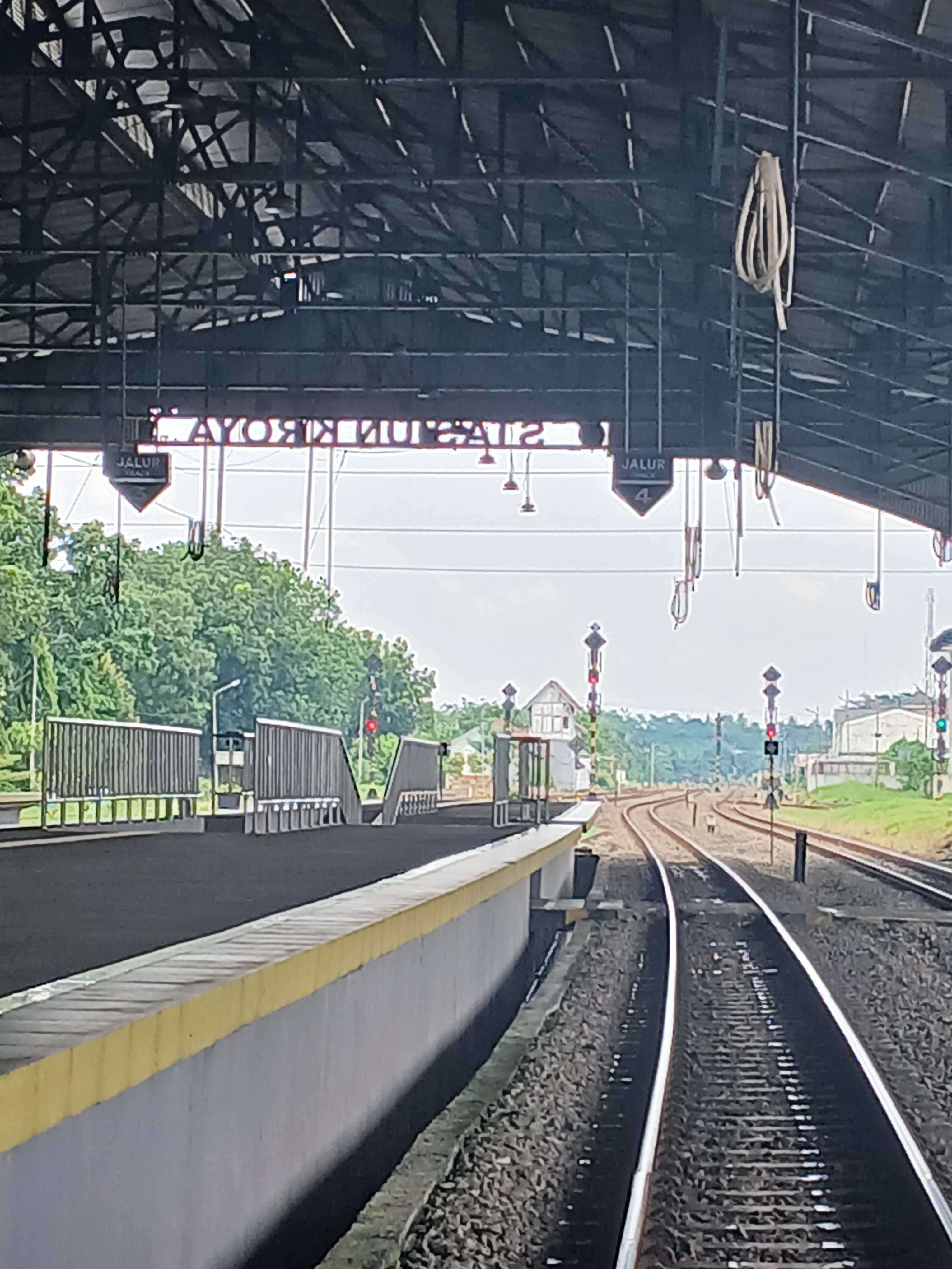 Lampu sinyal sebelah barat stasin kroya di Indonesia - foto kereta api