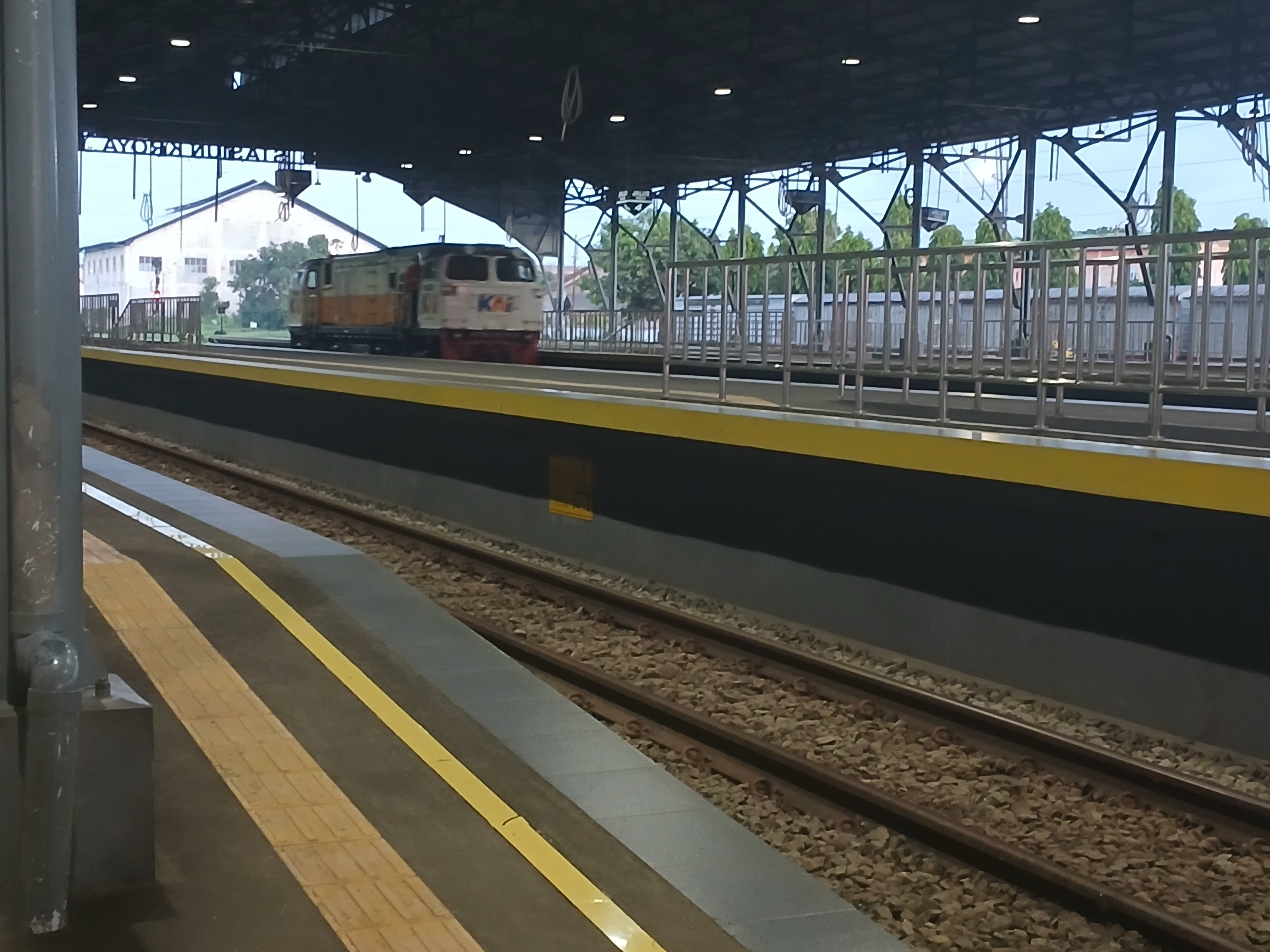 Langsiran ka gerbong kilang di Stasiun Indonesia - foto kereta api terbaru